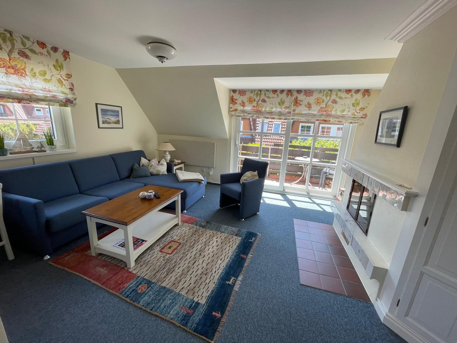 wohnzimmer mit blauer couch in sylter ferienwohnung d3 landhaus sylter hahn westerland