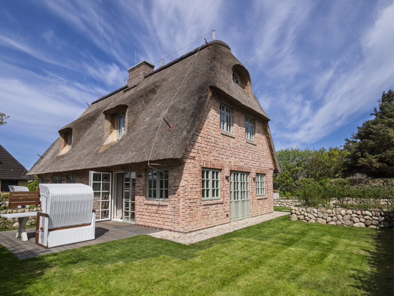 reetdachhaus mit hellrotem klinker und terrasse mit strandkorb teil des landhaus sylter hahn ferienhaus sylt 6 personen