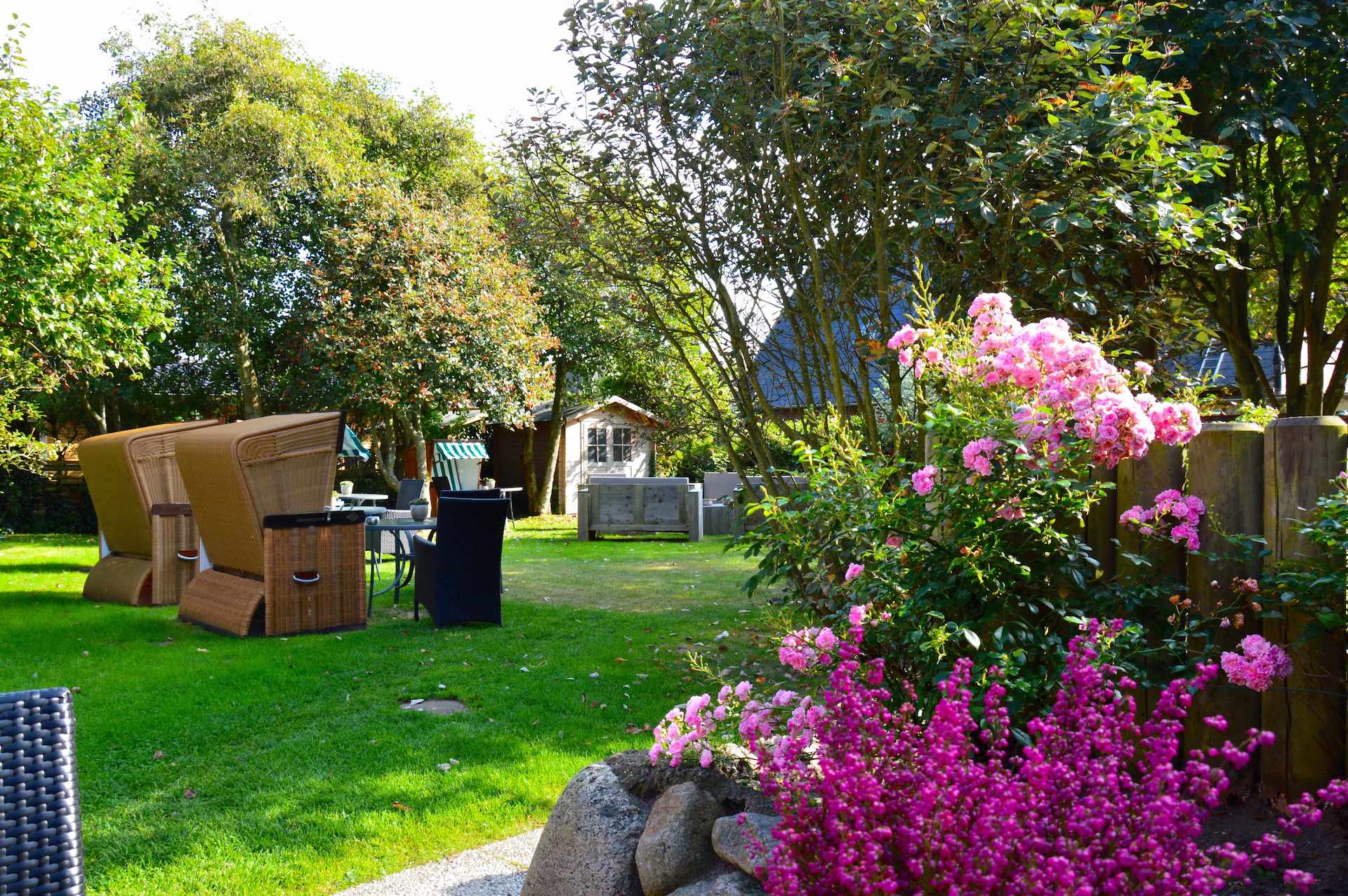 Garten mit Strandkörben und Blumen des Hotel Sylter Hahn in Westerland