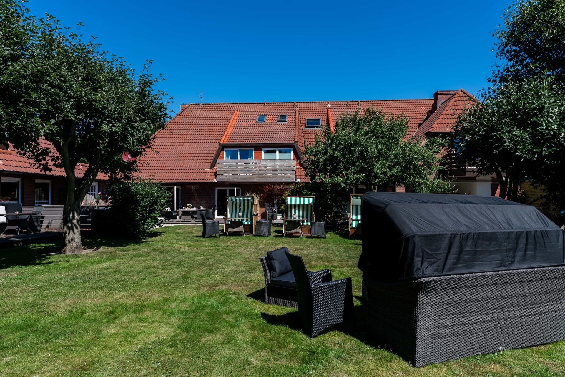 Großer Garten mit Strandkörben im Hotel Landhaus Sylter Hahn auf Sylt