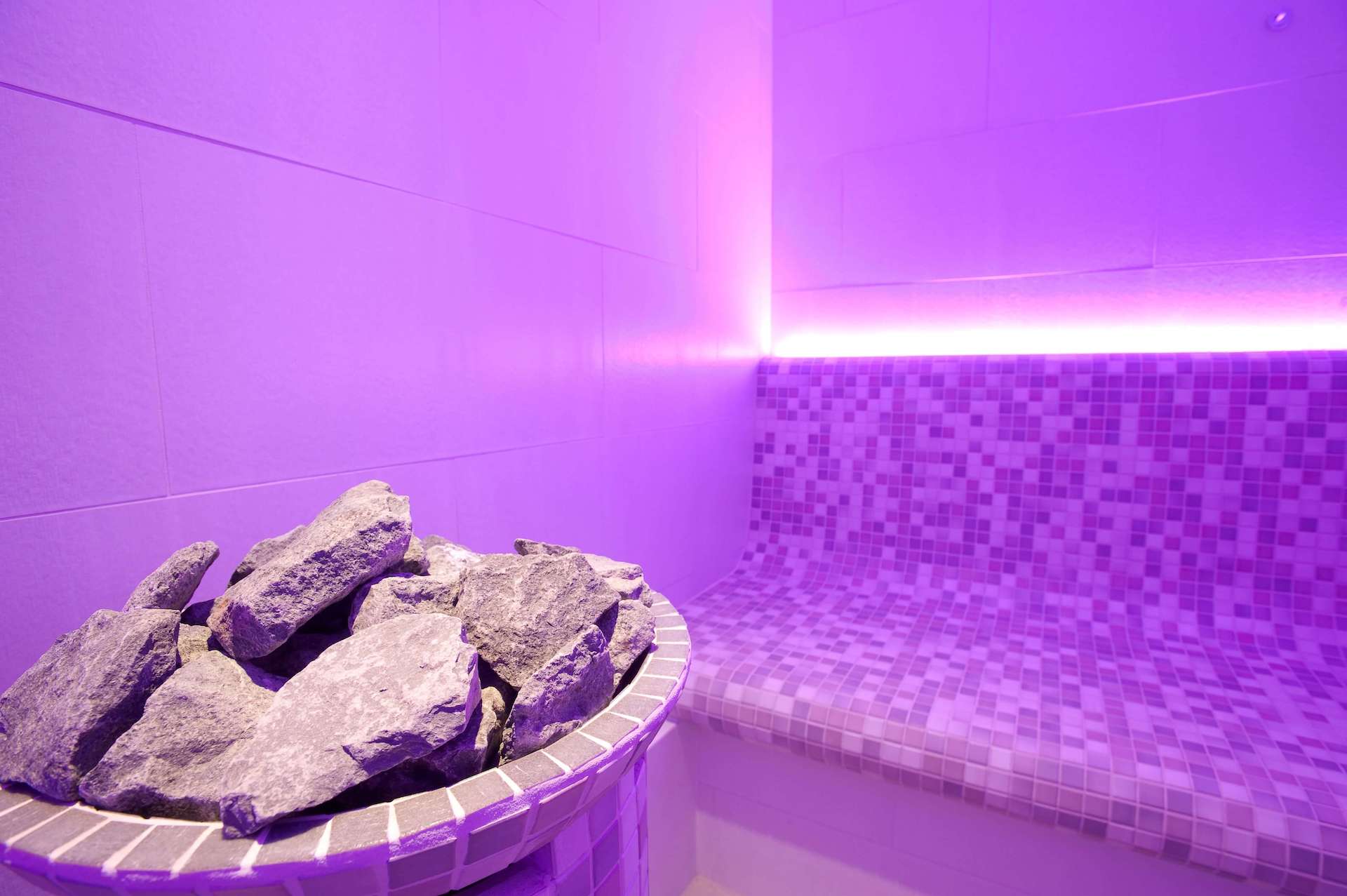 Die lilabeleuchtete Dampfsauna im SPA des Hotel Landhaus Sylter Hahn in Westerland.