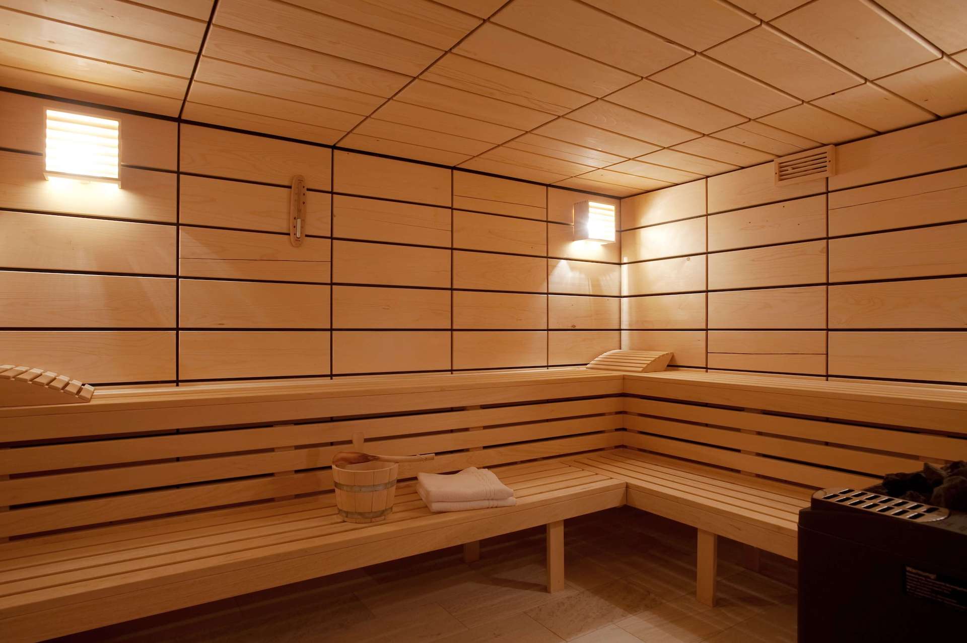Große finnische Sauna im Wellnessbereich des Hotel Landhaus Sylter Hahn.