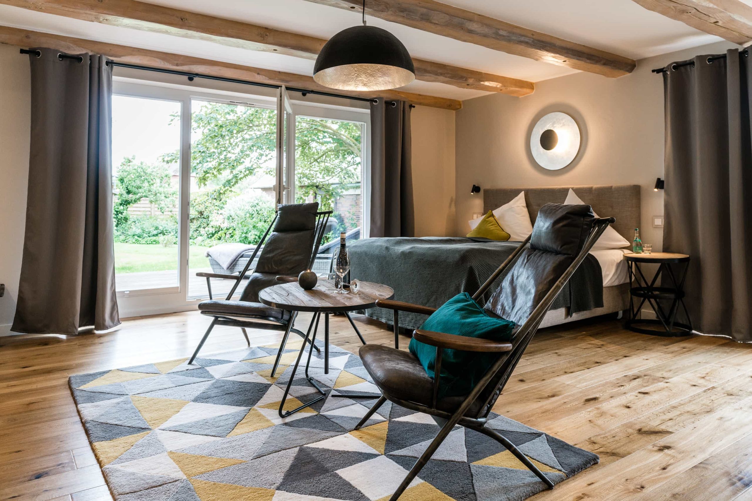 Modernes Zimmer mit Sesseln im Hotel Landhaus Sylter Hahn auf Sylt