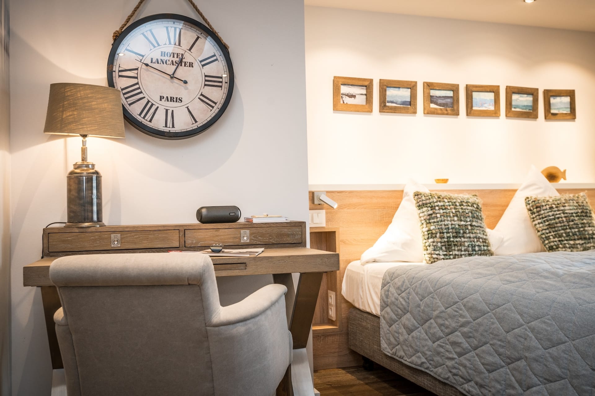 Große Uhr an der Wand im Doppelzimmer 5 im Sylter Hahn, Hotel in Westerland