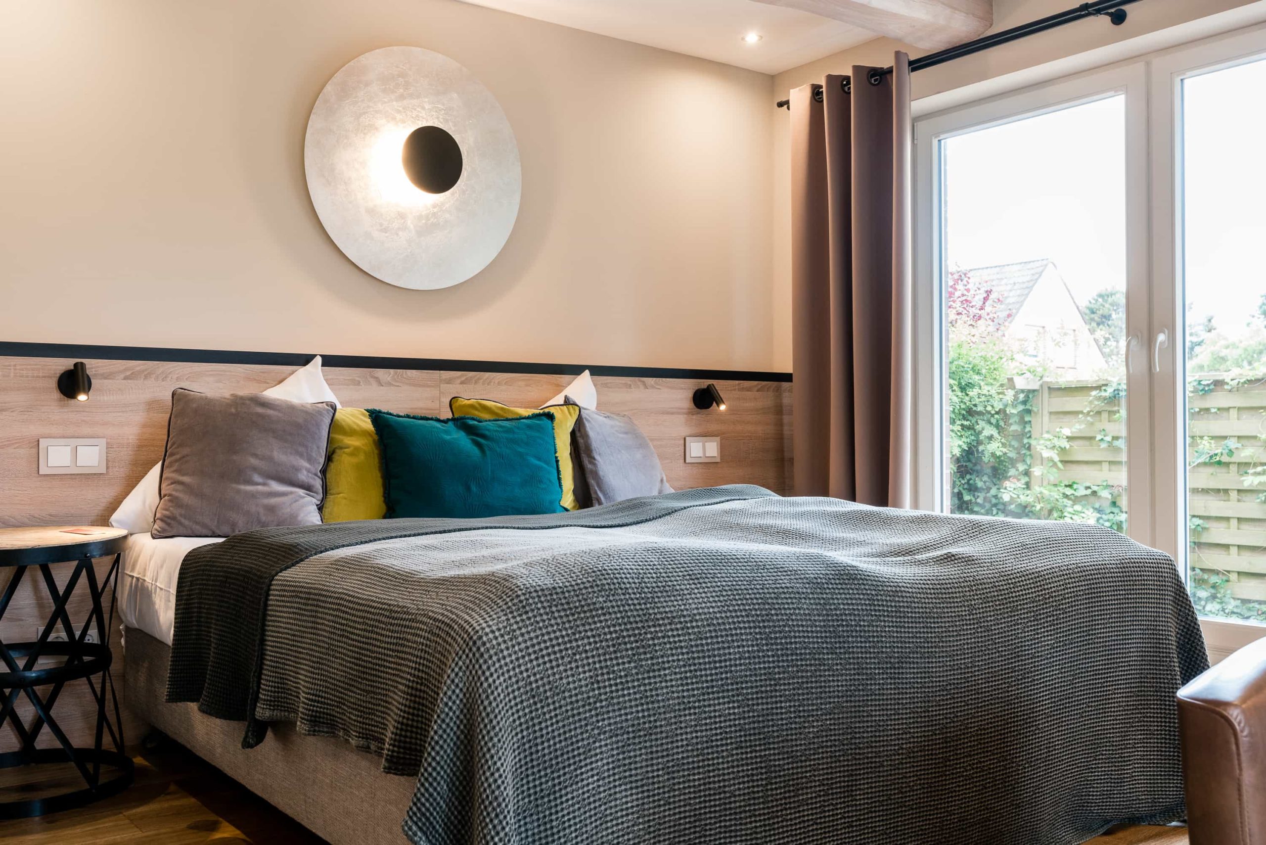 Modernes Doppelbett im Hotel Landhaus Sylter Hahn auf Sylt