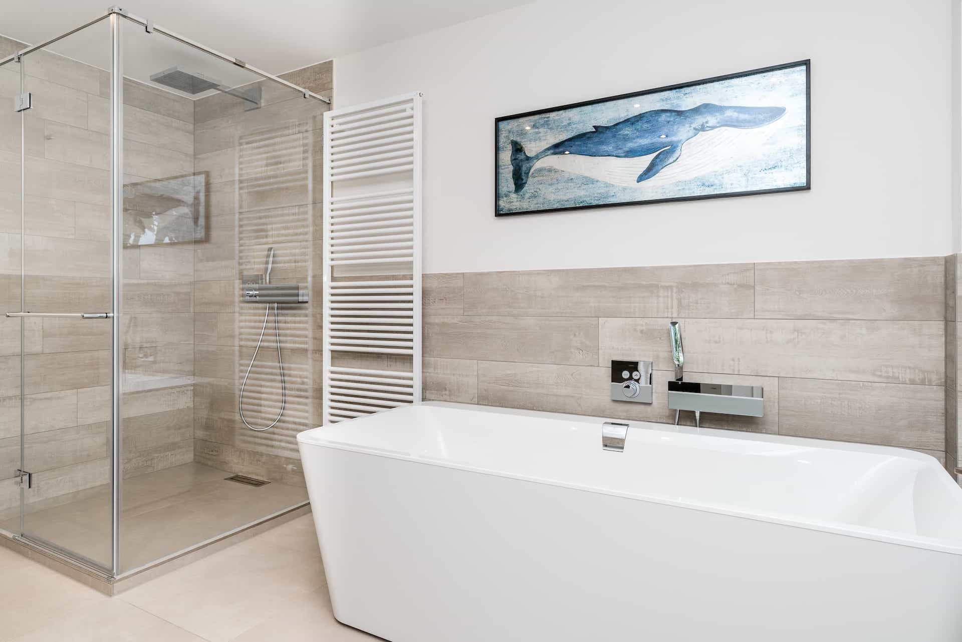 Badezimmer mit Badewanne im Luxusdoppelzimmer 21 im Sylter Hahn, Hotel in Westerland