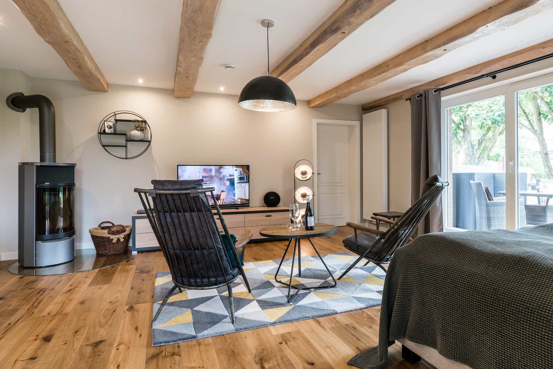 Wohnzimmer im Luxusdoppelzimmer 21 im Sylter Hahn, Hotel in Westerland