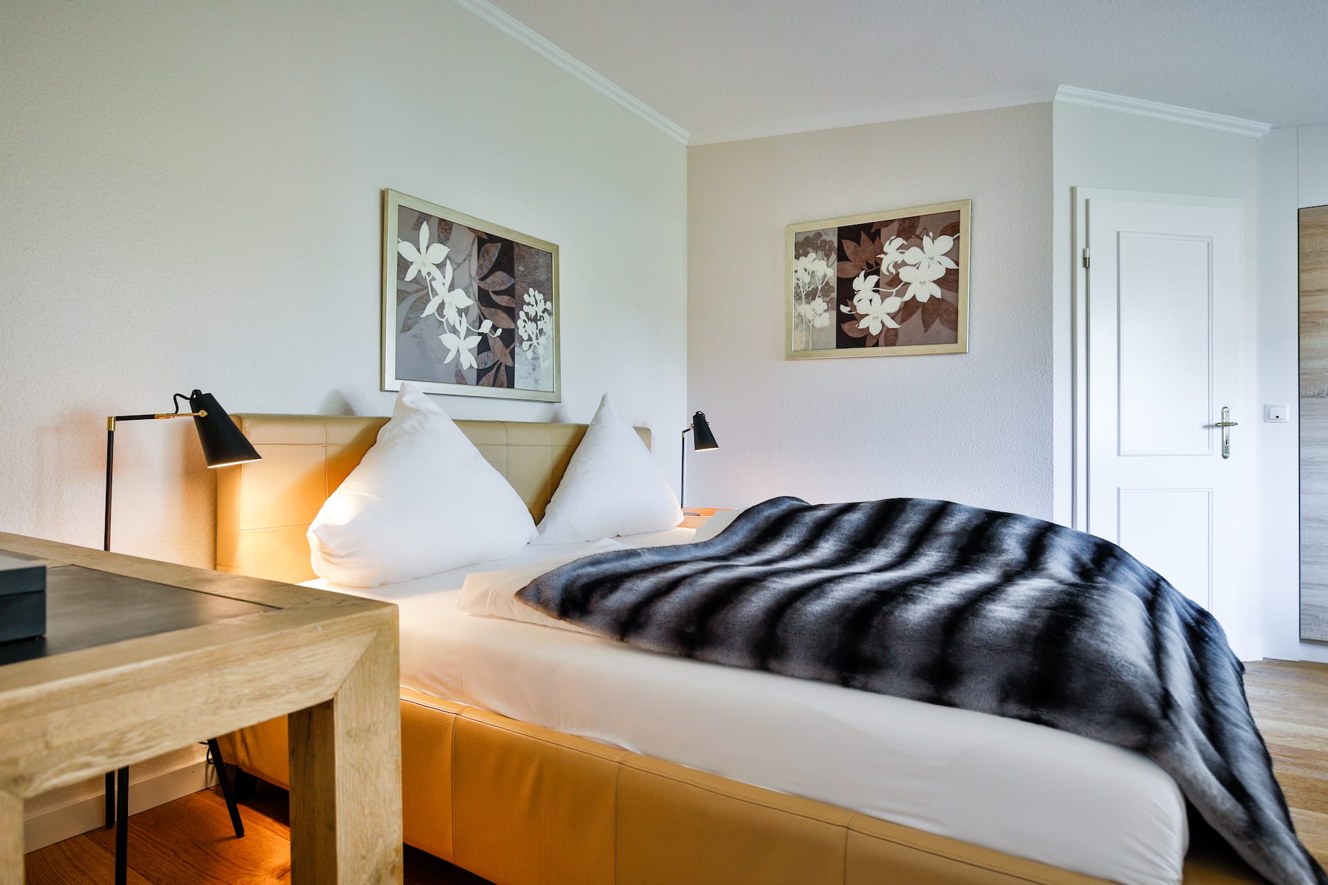 Gemütliches Doppelbett im Doppelzimmer Nr. 43 im Landhaus Sylter Hahn in Westerland auf Sylt.