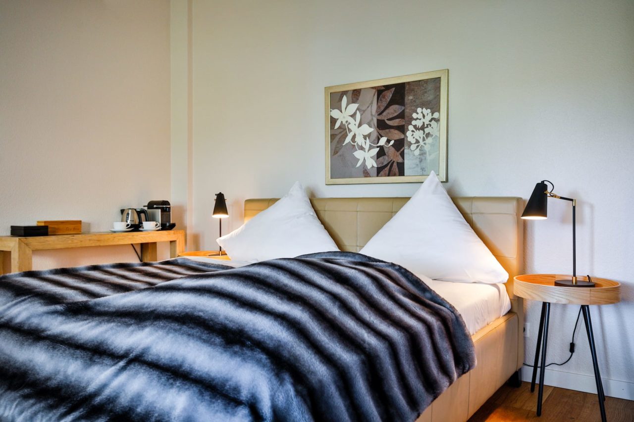 Gemütliches Doppelbett im Doppelzimmer nr. 43 im Hotel in Westerland auf Sylt, Landhaus Sylter Hahn.