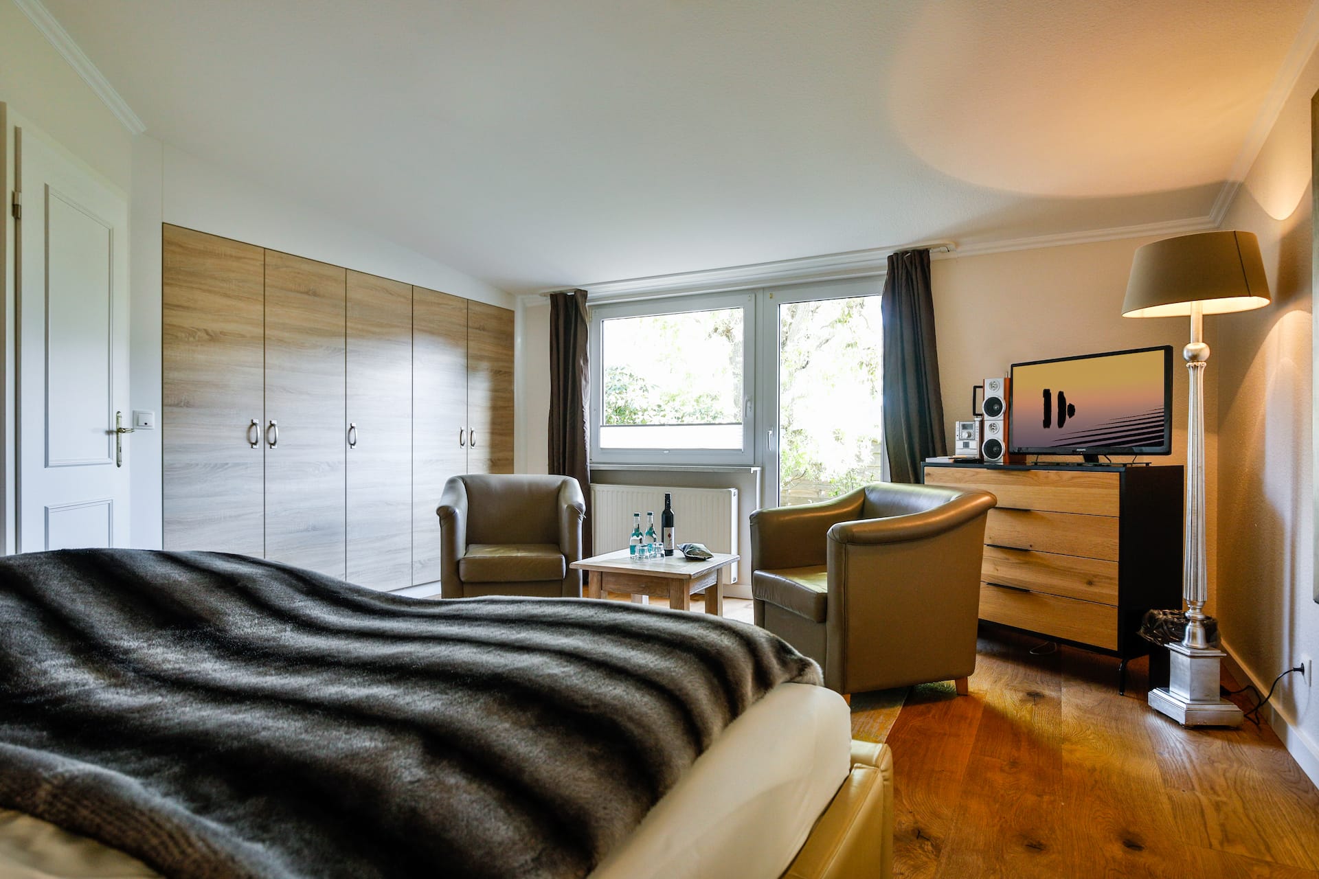 Gemütliches Doppelzimmer mit zwei Sesseln im Hotel Landhaus Sylter Hahn in Westerland auf Sylt.