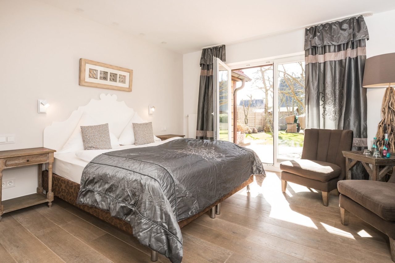 Doppelbett im Doppelzimmer 3 mit Terrasse in Westerland auf Sylt im Hotel Sylter Hahn