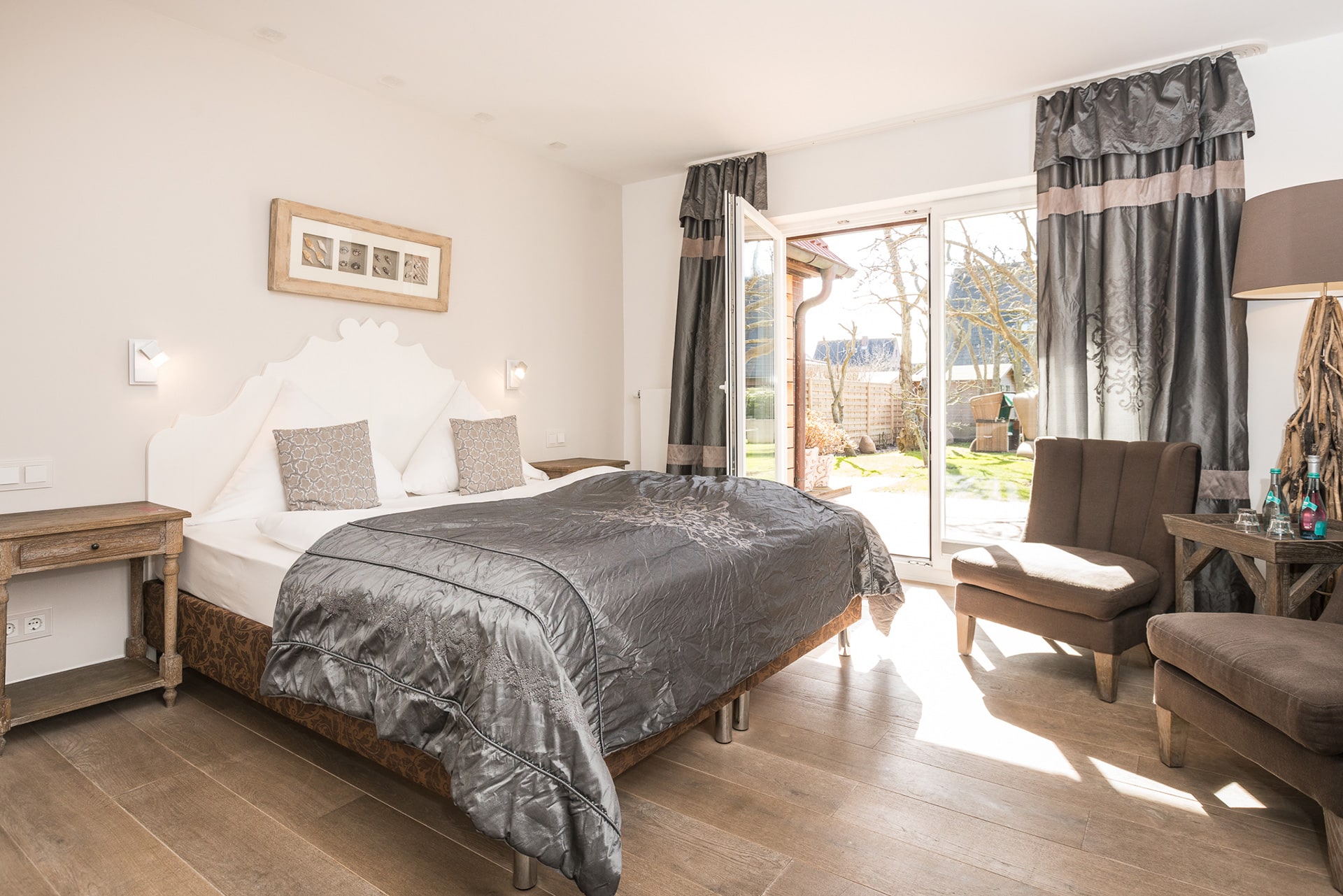 Doppelbett im Doppelzimmer 3 mit Terrasse in Westerland auf Sylt im Hotel Sylter Hahn