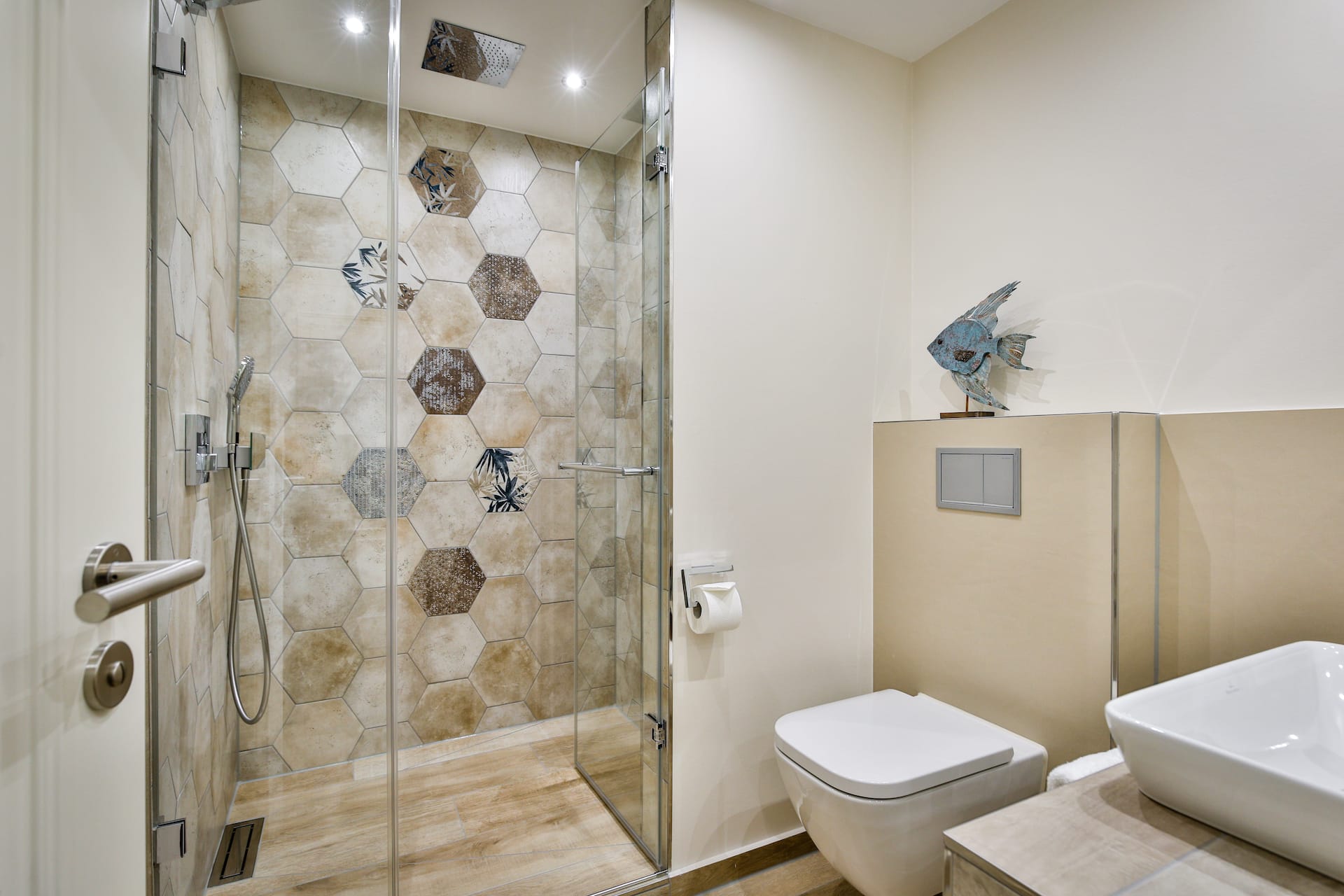 Badezimmer mit Dusche im Doppelzimmer Nr. 6 im Sylter Hahn, Hotel in Westerland auf Sylt.
