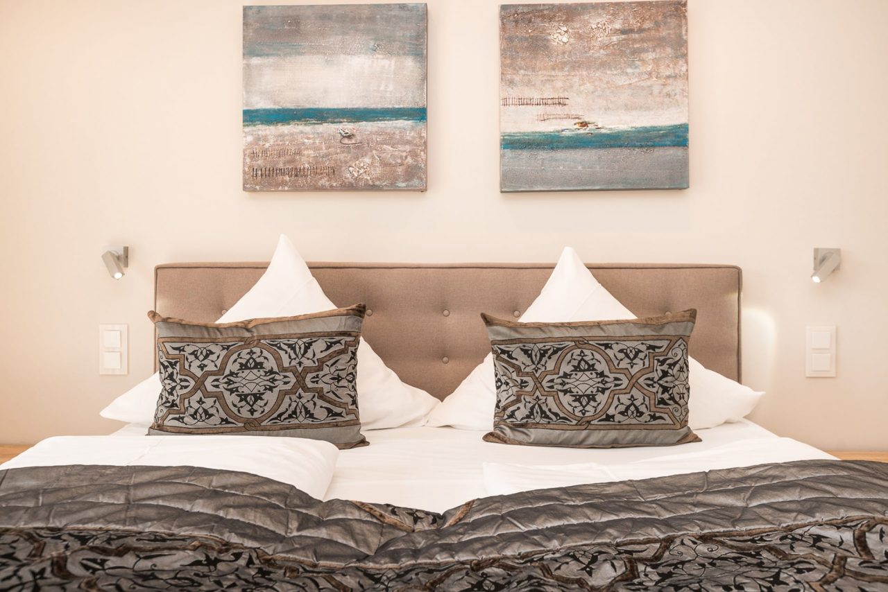 Sleeping area Hotel Sylter Hahn double room 4