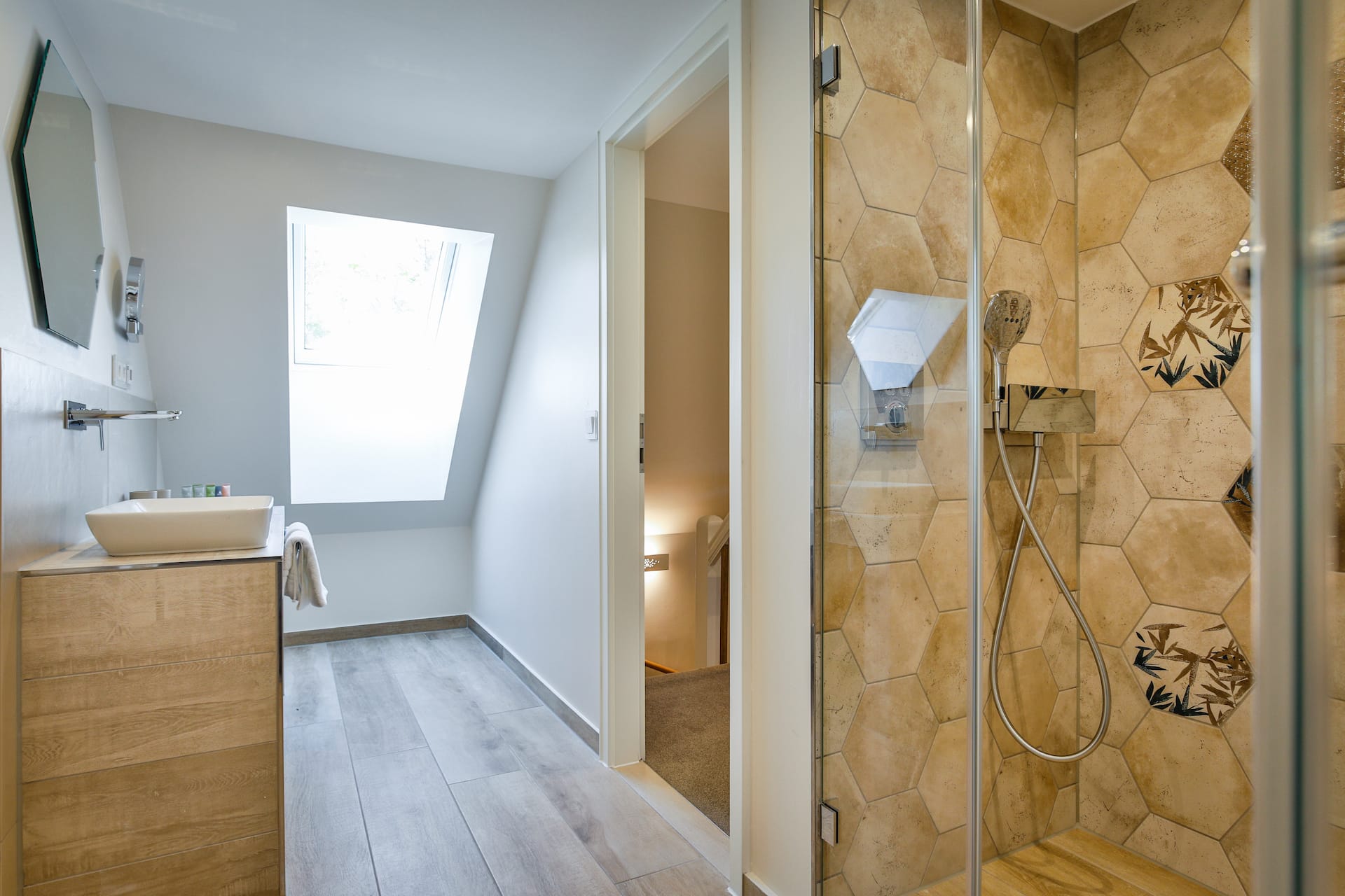 Badezimmer mit Dusche im Doppelzimmer Nr. 15 im Landhaus Sylter Hahn, Hotel in Westerland auf Sylt.