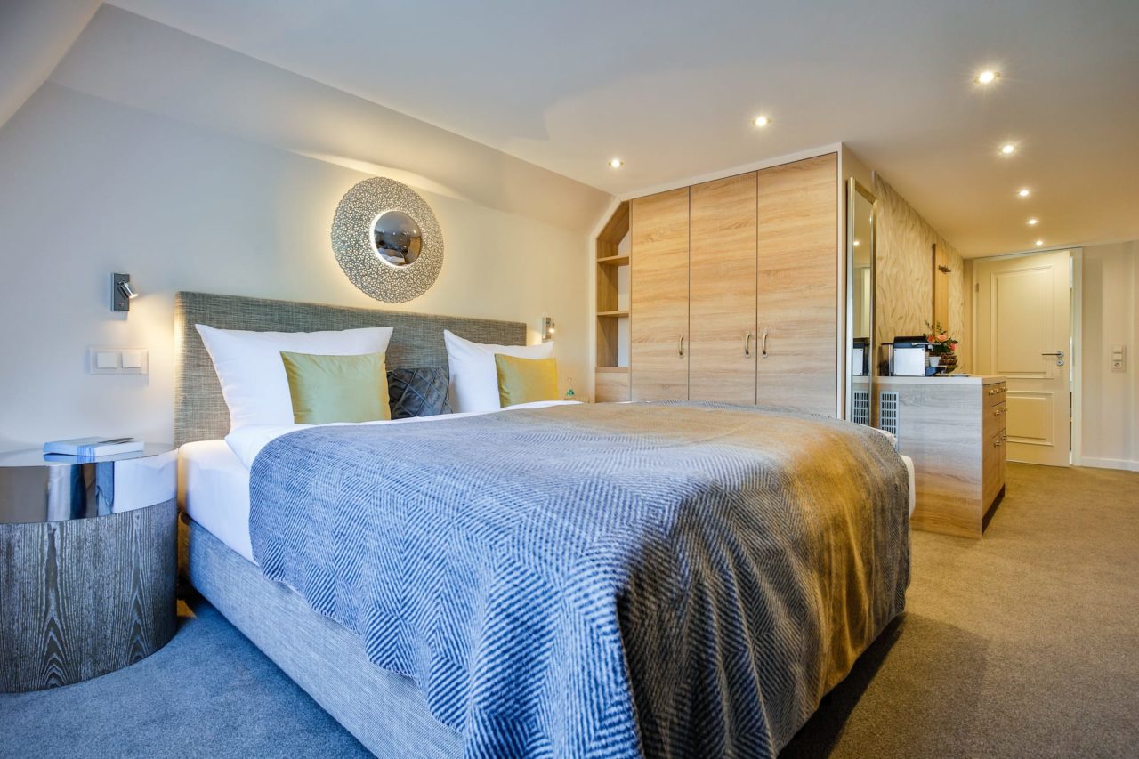 Grosses Doppelbett im Doppelzimmer Nr. 15 mit Schräge im Hotel Landhaus Sylter Hahn in Westerland auf Sylt.