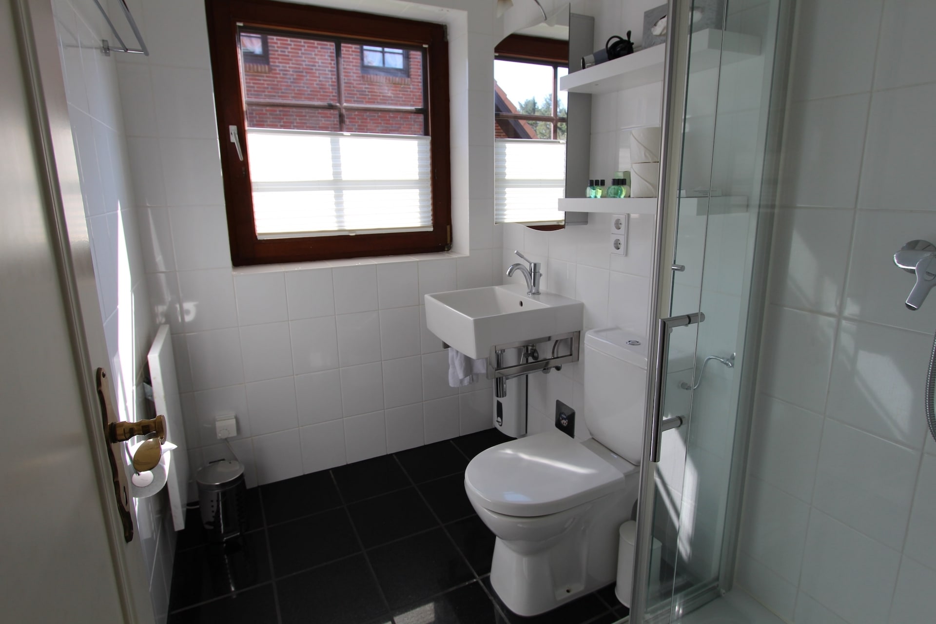 Badezimmer in der Ferienwohnung B1 im Hotel Sylter Hahn in Westerland auf Sylt