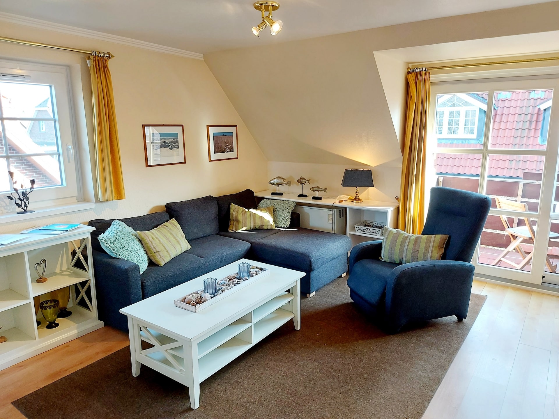 Wohnzimmer mit Sofacouch in der Ferienwohnung B3 in Westerland auf Sylt