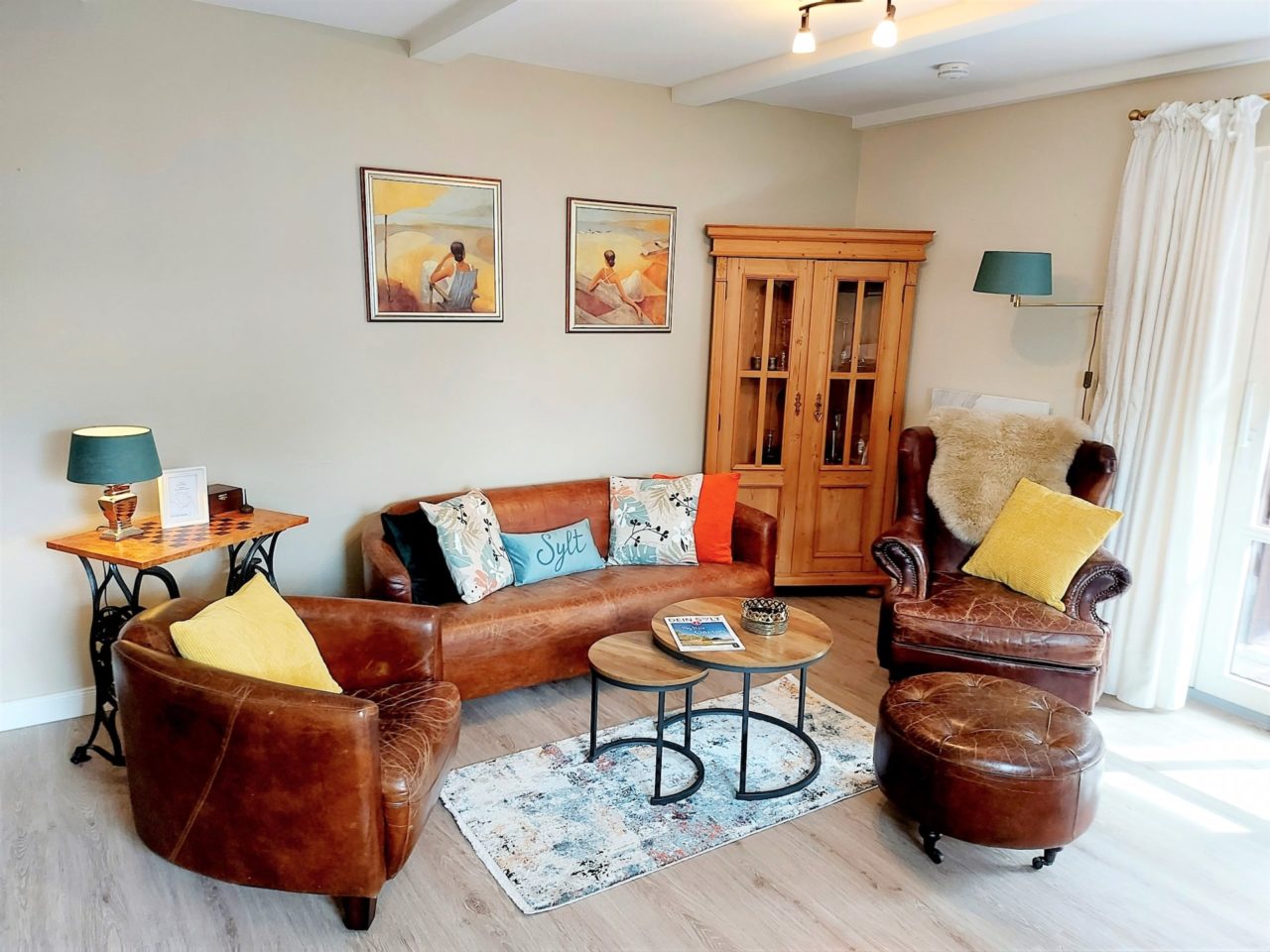 Wohnzimmer mit Sesseln in der Ferienwohnung C2 in Westerland auf Sylt