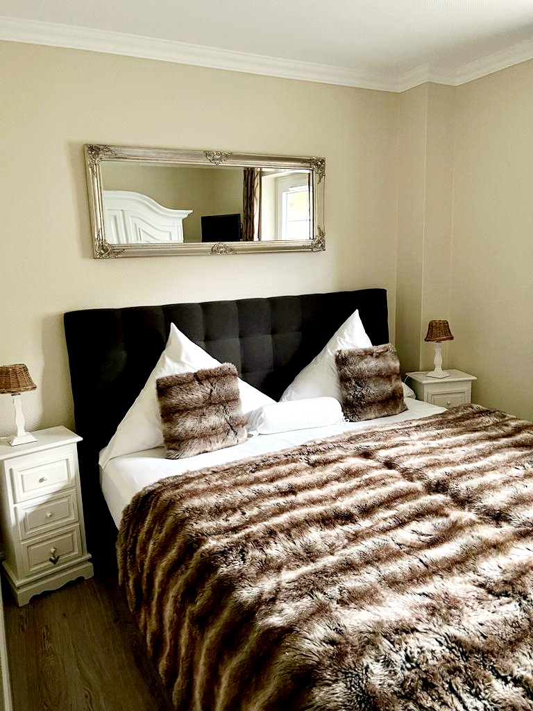 Schlafzimmer mit Doppelbett in der Ferienwohnung C2 in Westerland auf Sylt