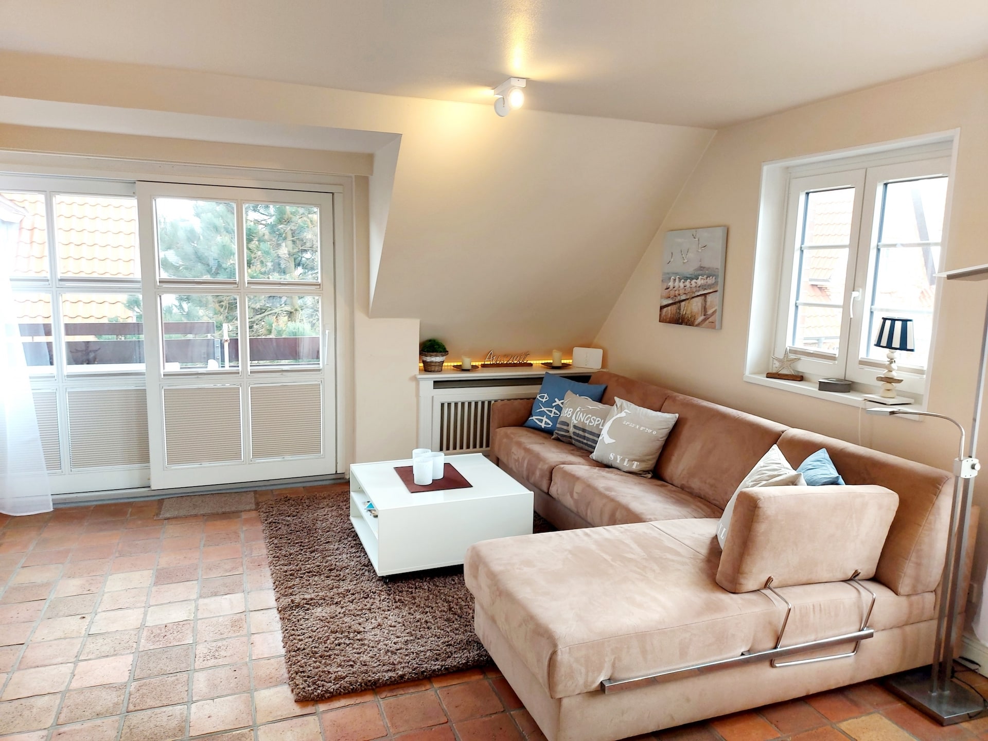 Wohnzimmer mit Sofalandschaft in der Ferienwohnung C4 in Westerland auf Sylt