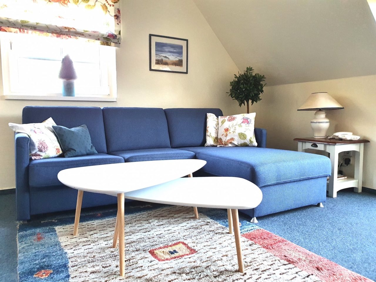 Wohnzimmer mit Sofa in der Ferienwohnung D3 im Hotel Sylter Hahn in Westerland auf Sylt