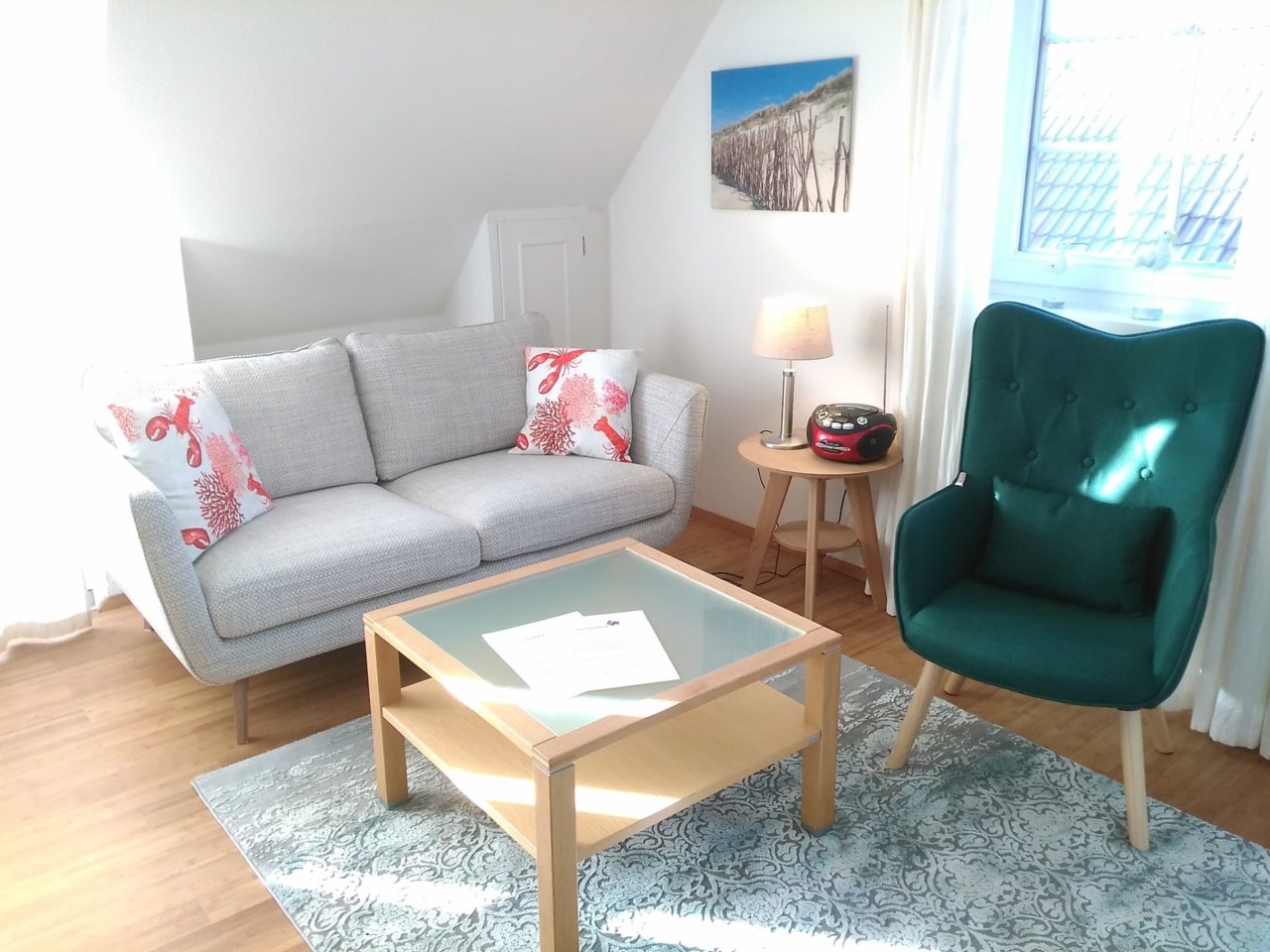 Wohnzimmer mit CD-Player in der Ferienwohnung D4 in Westerland auf Sylt
