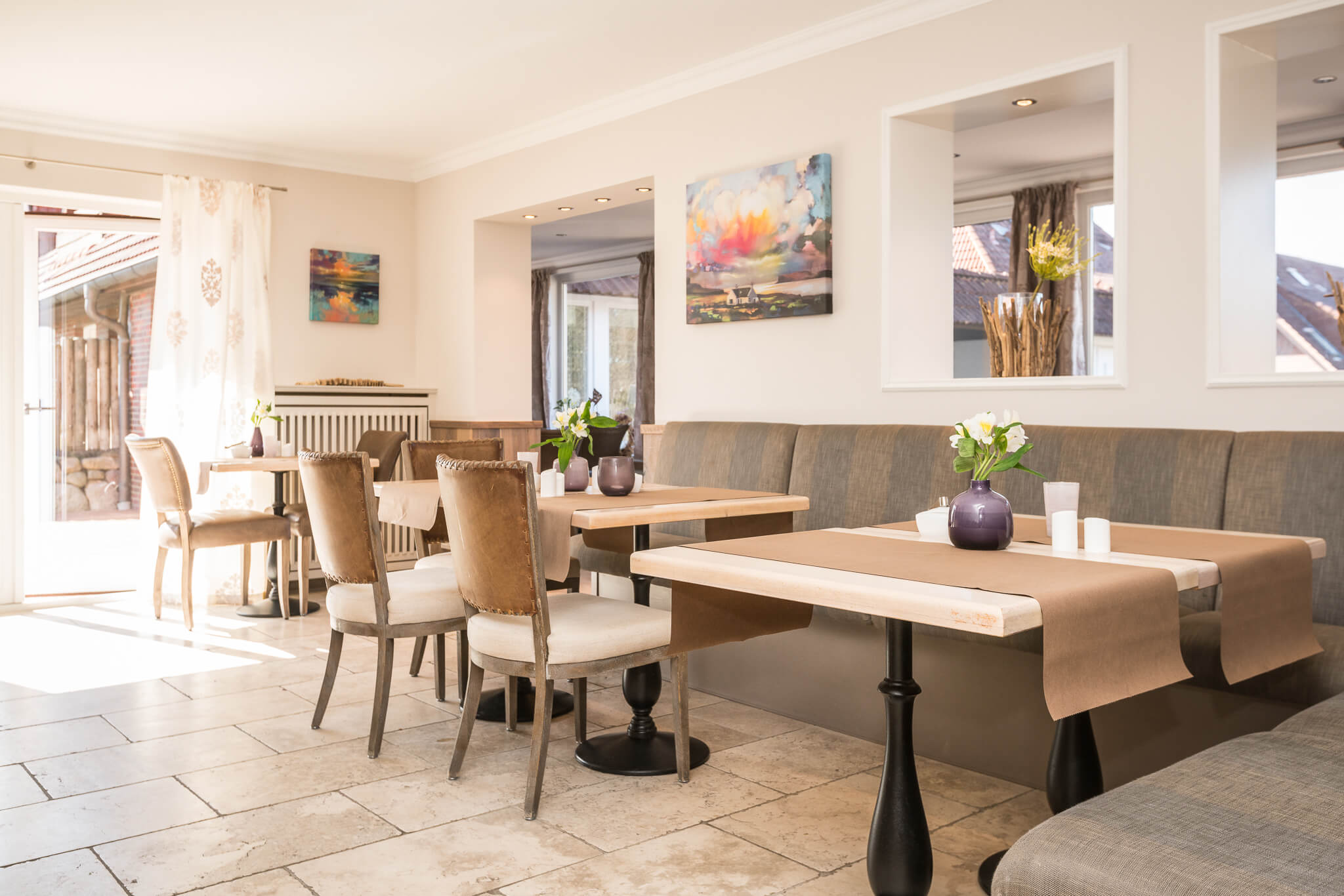 Heller Frühstücksraum mit Zweier- und Vierertischen im Hotel Sylter Hahn