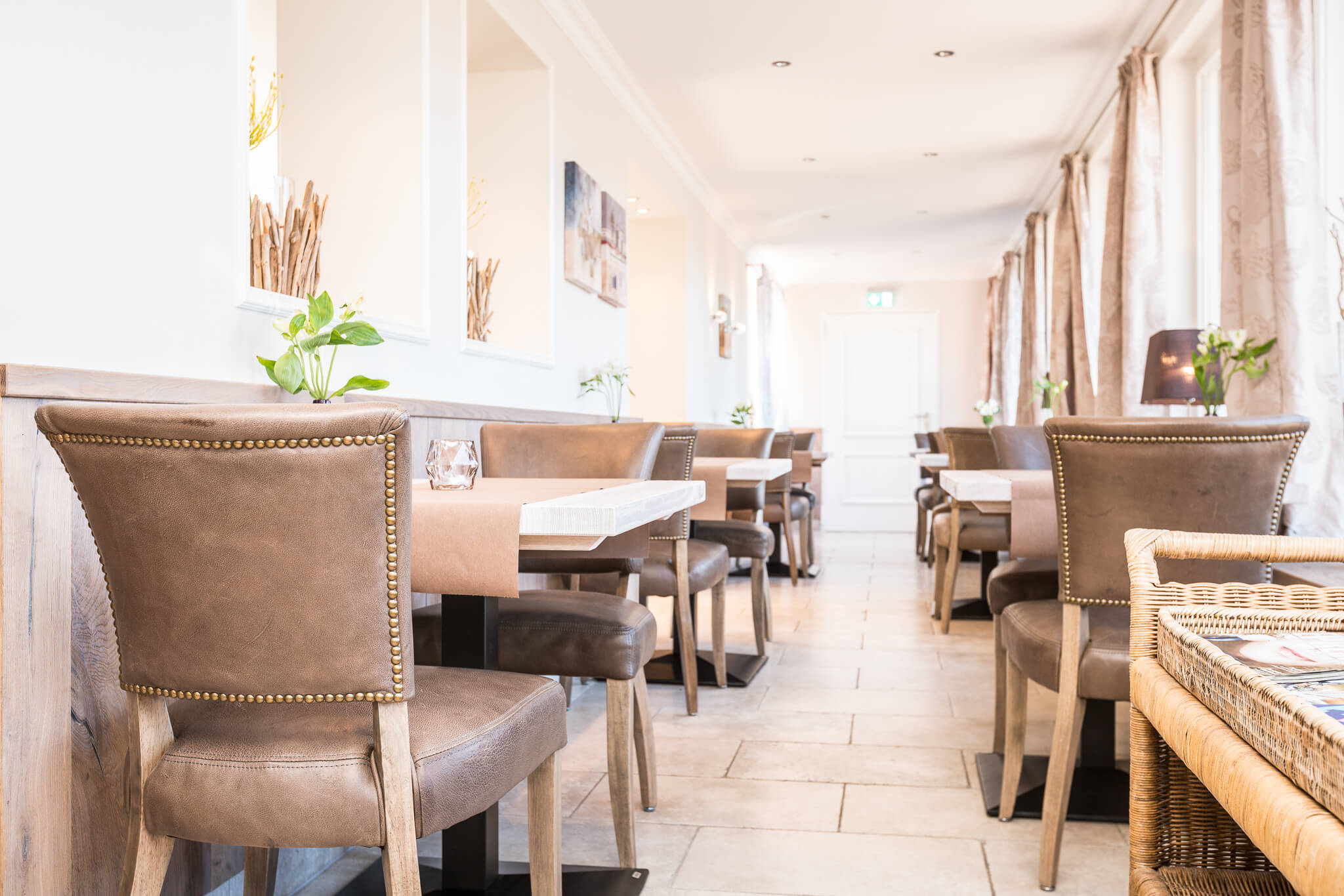 Heller Raum zum Lesen und Unterhalten im Wellnesshotel Sylter Hahn in Westerland