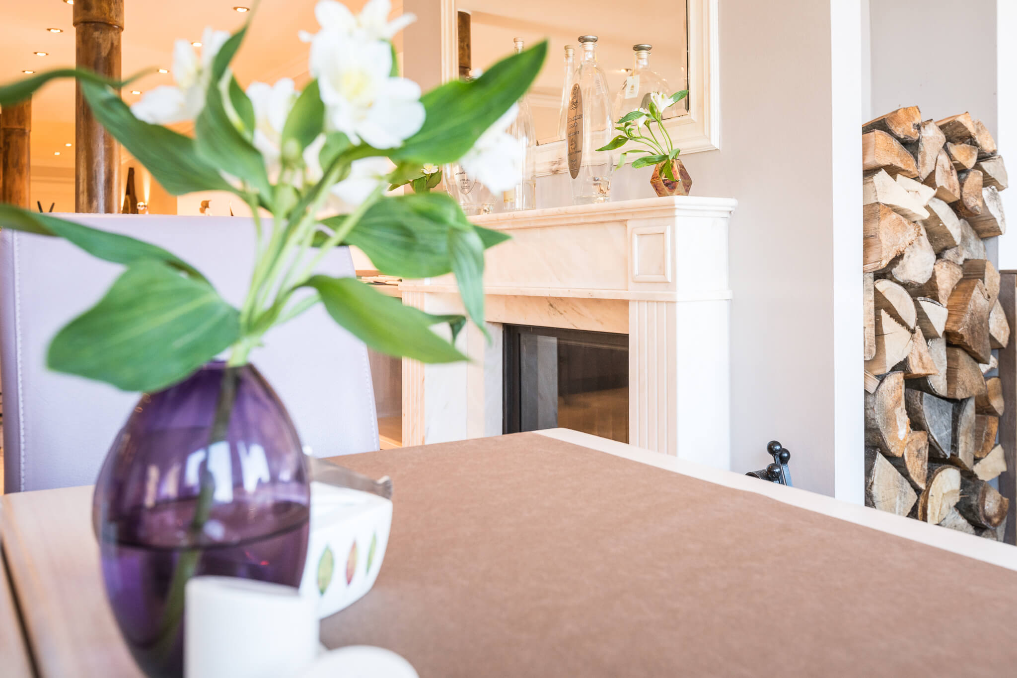 Tisch mit Vase vor Kamin im Hotel Café Sylter Hahn Westerland