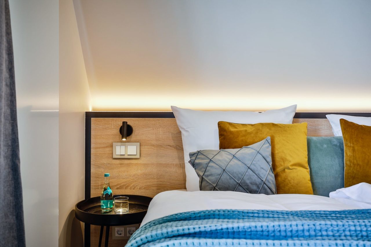 Doppelbett für Eltern im Doppelzimmer 7 in Westerland auf Sylt im Hotel Sylter Hahn