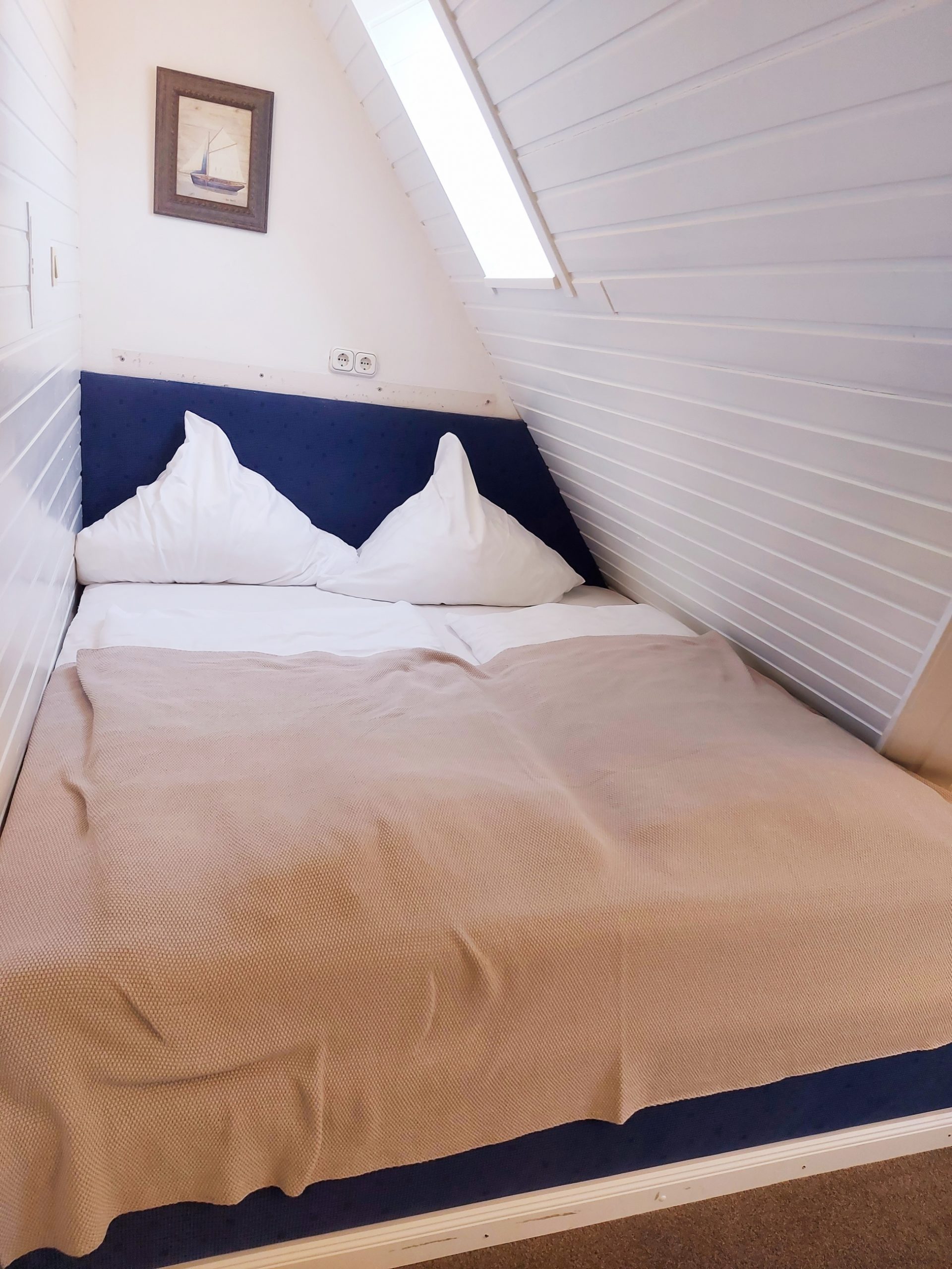 Gemütliches Wohn- Schlafzimmer mit Doppelbett im Hotel Landhaus Sylter Hahn in Westerland.