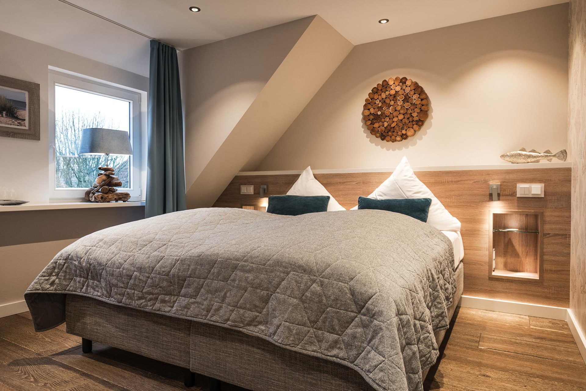 Modern eingerichtetes Doppelzimmer mit Doppelbett und Holzboden im Hotel Landhaus Sylter Hahn in Westerland auf Sylt.