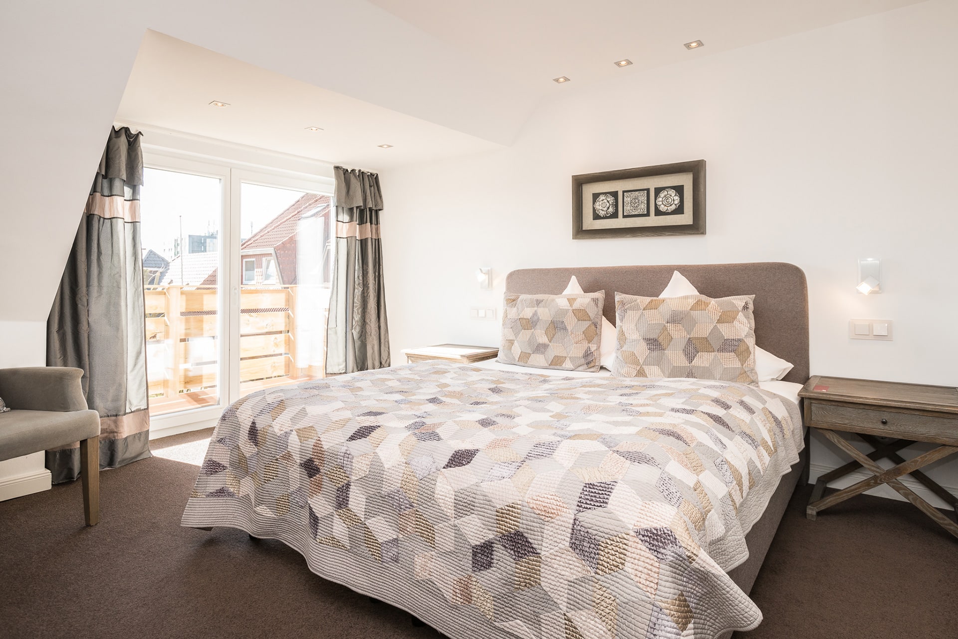 Bild gemütliches Doppelbett vom Doppelzimmer 9 im Hotel Landhaus Sylter Hahn in Westerland