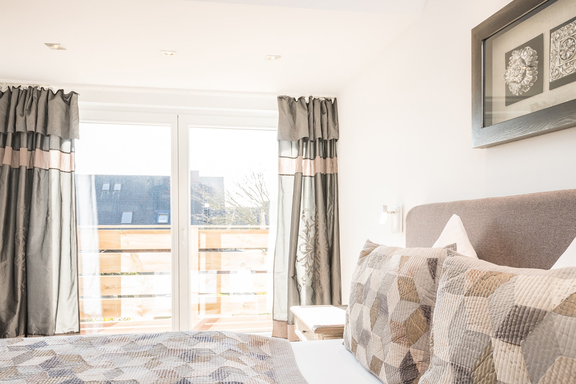 Bild gemütliches Doppelbett vom Doppelzimmer 9 im Hotel Landhaus Sylter Hahn in Westerland