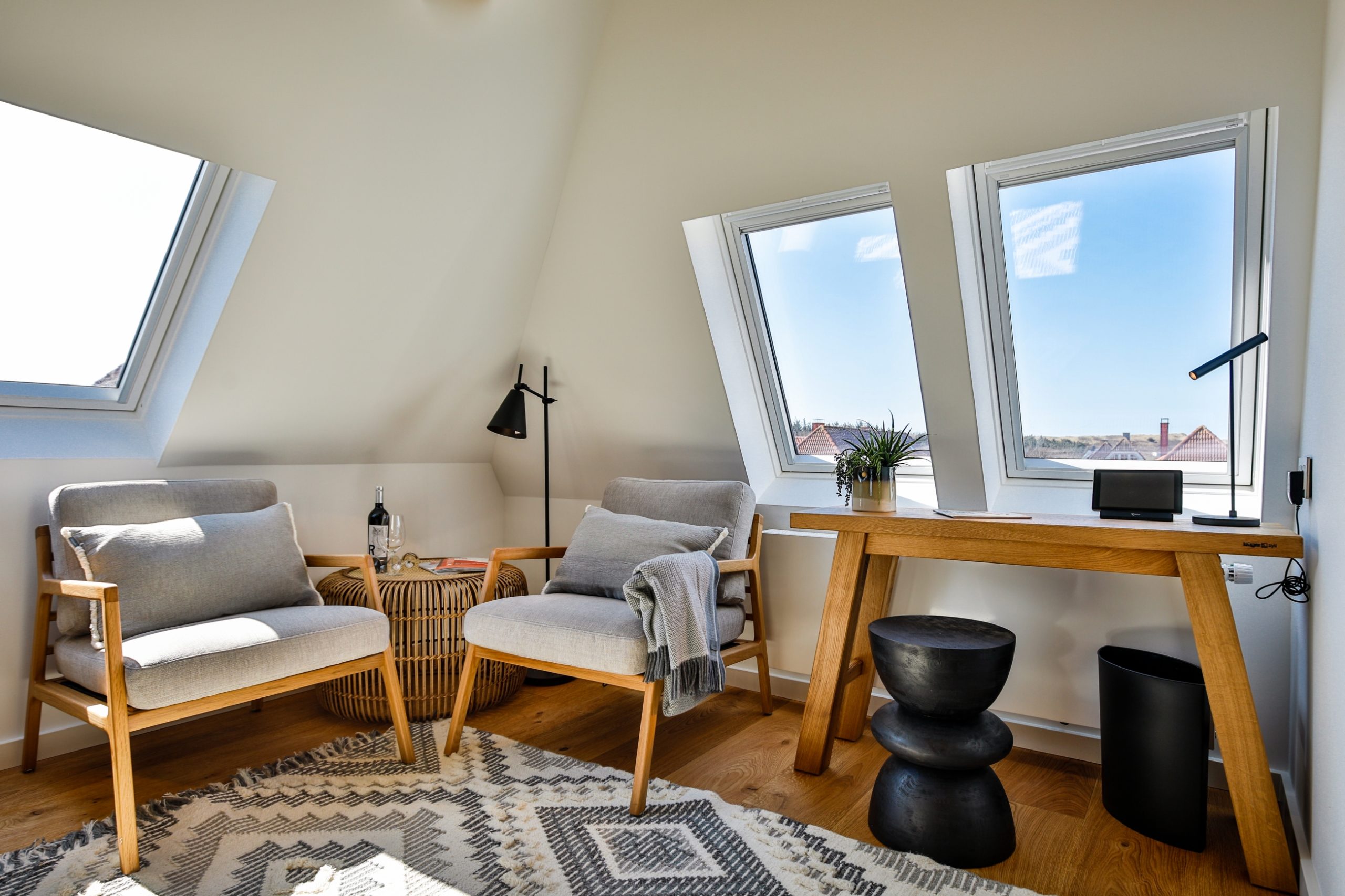 Doppelzimmer mit großem Doppelbett im Hotel Landhaus Sylter Hahn in Westerland auf Sylt.