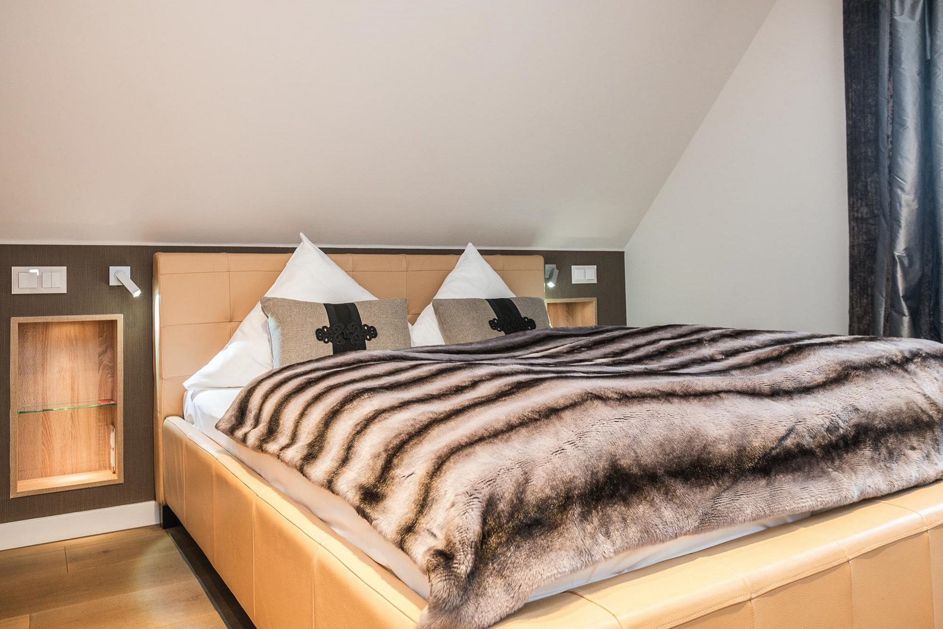 Doppelzimmer mit Doppelbett, im Hotel Landhaus Sylter Hahn.