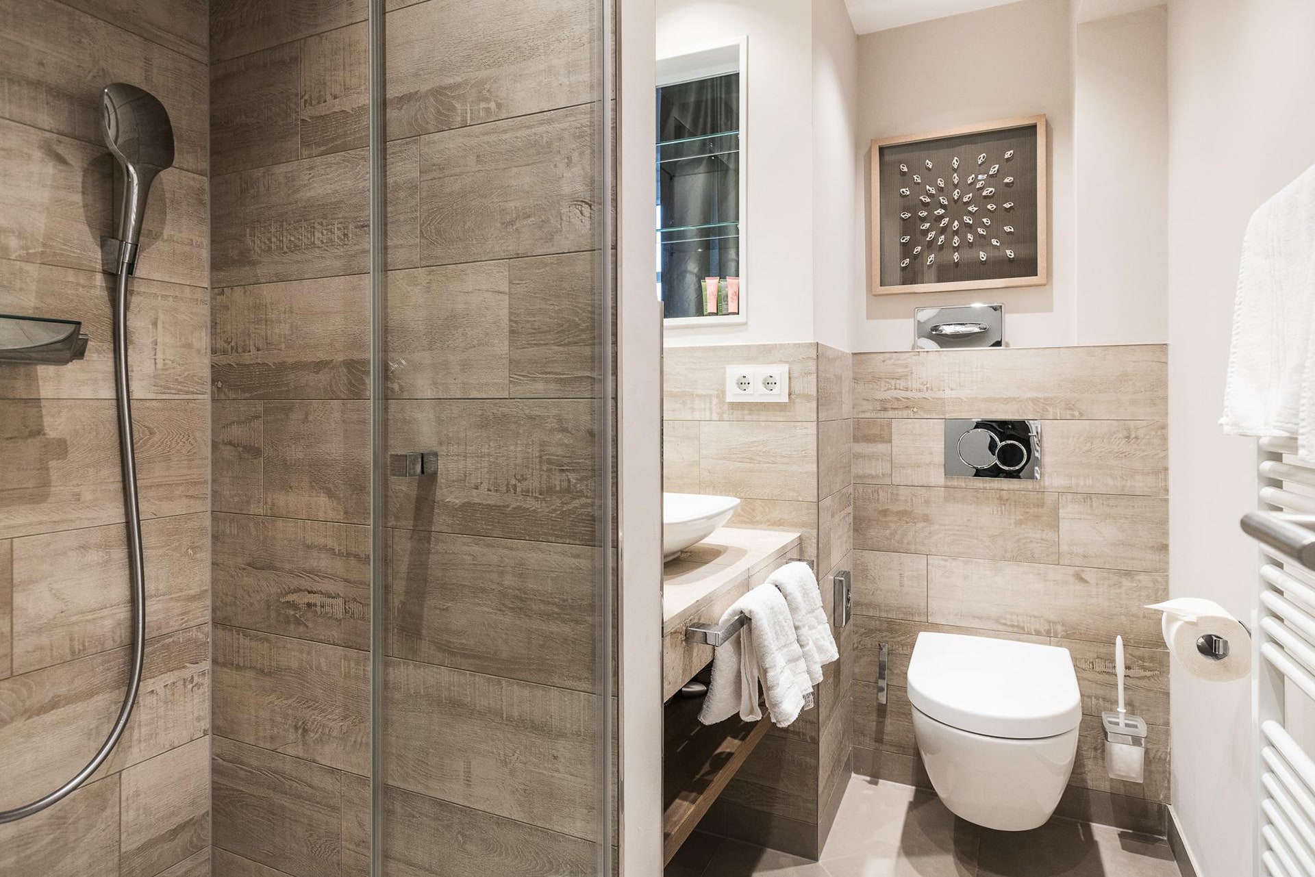Modernes Badezimmer mit Dusche im Doppelzimmer im Hotel Landhaus Sylter Hahn in Westerland auf Sylt.