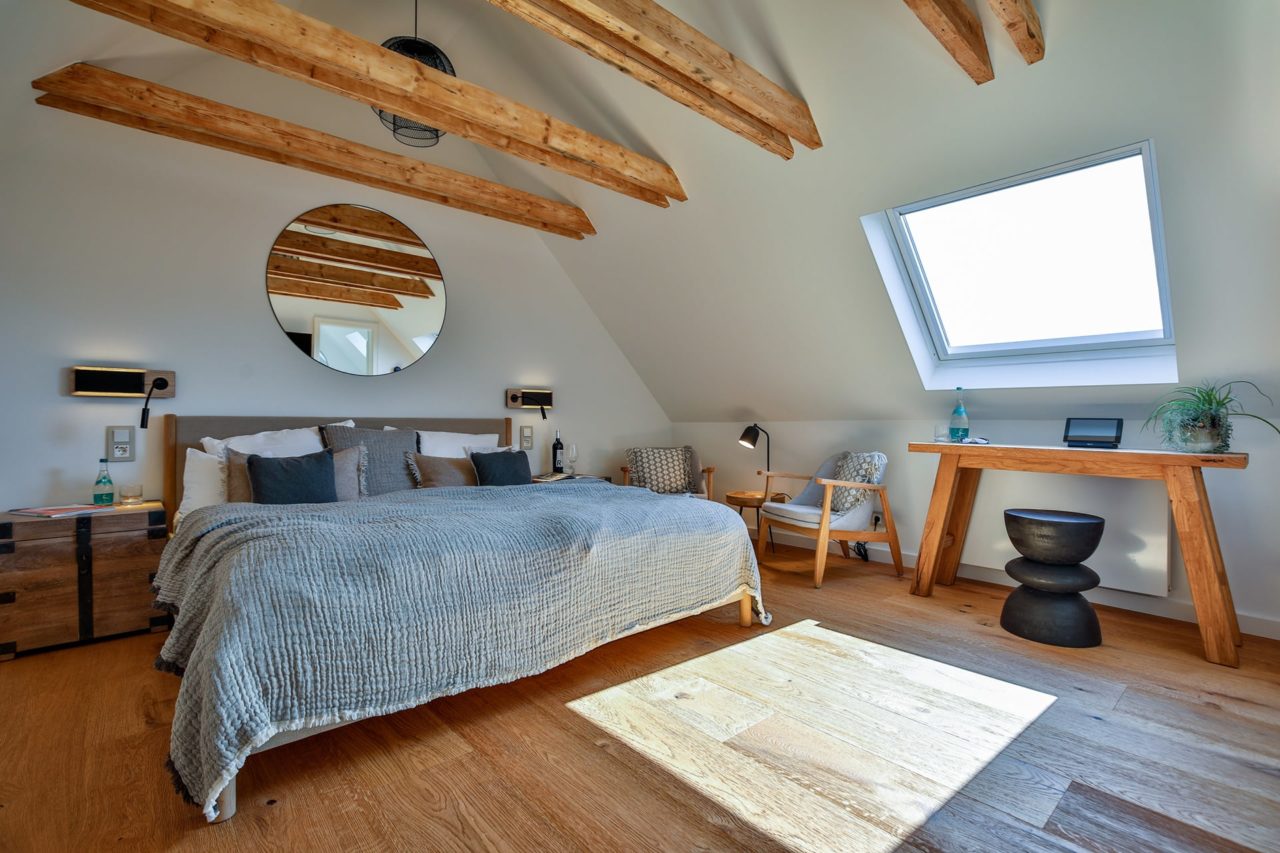 Doppelzimmer mit großem Doppelbett im Hotel Landhaus Sylter Hahn in Westerland auf Sylt.
