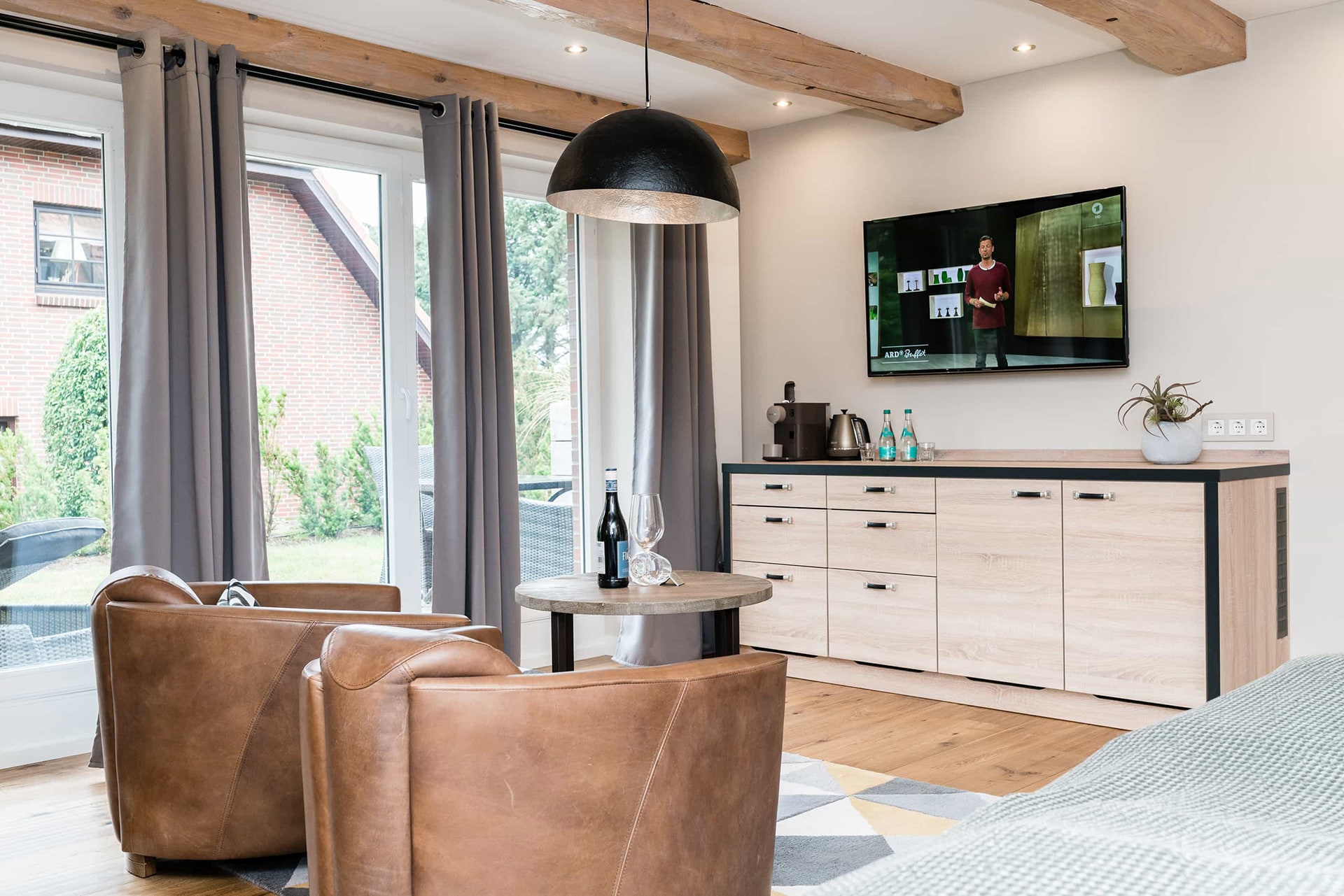 Wohnzimmer im Doppelzimmer 22 mit Terrasse und Garten in Westerland im Hotel Sylter Hahn