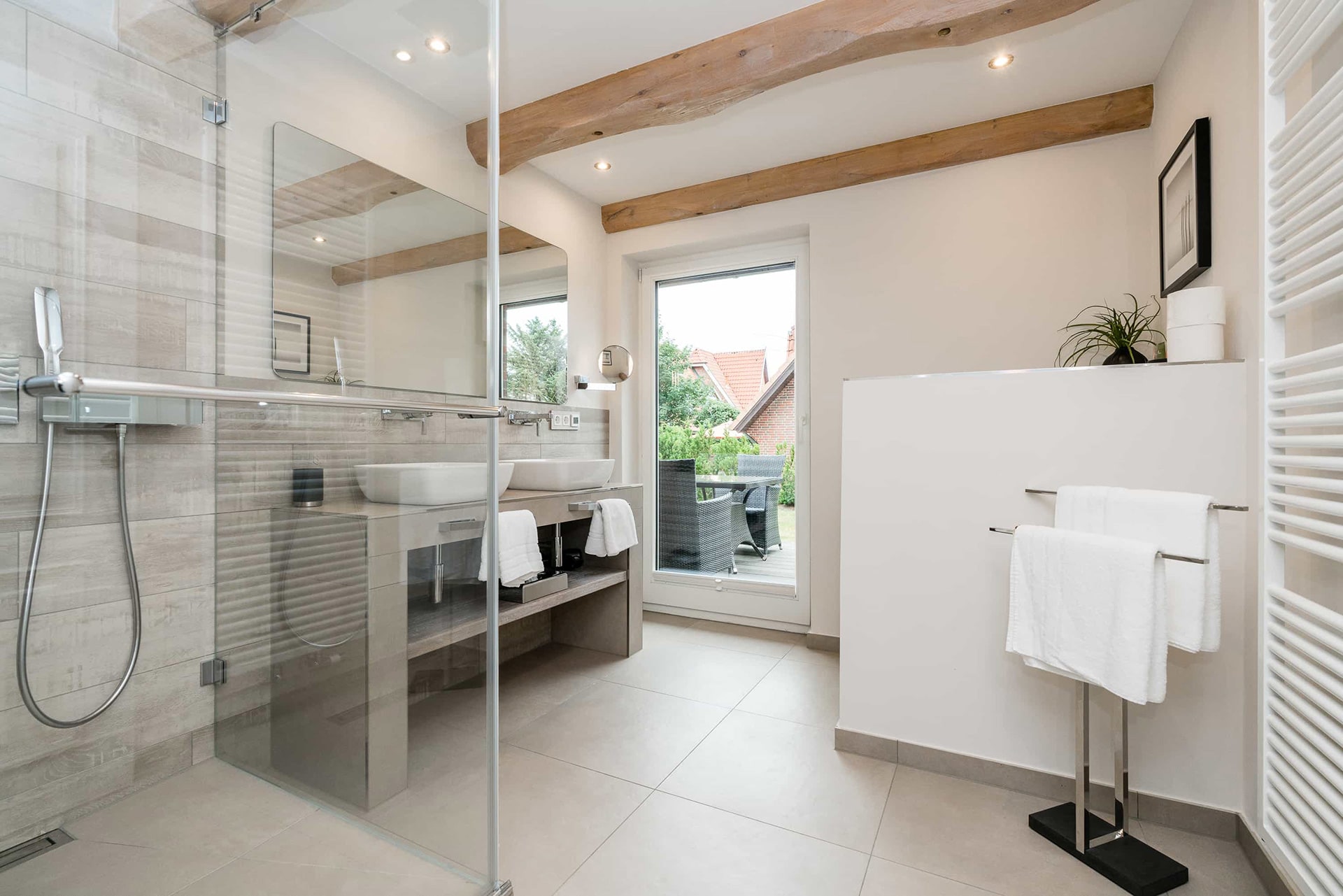 Badezimmer im Doppelzimmer 22 mit Terrasse und Garten in Westerland im Hotel Sylter Hahn
