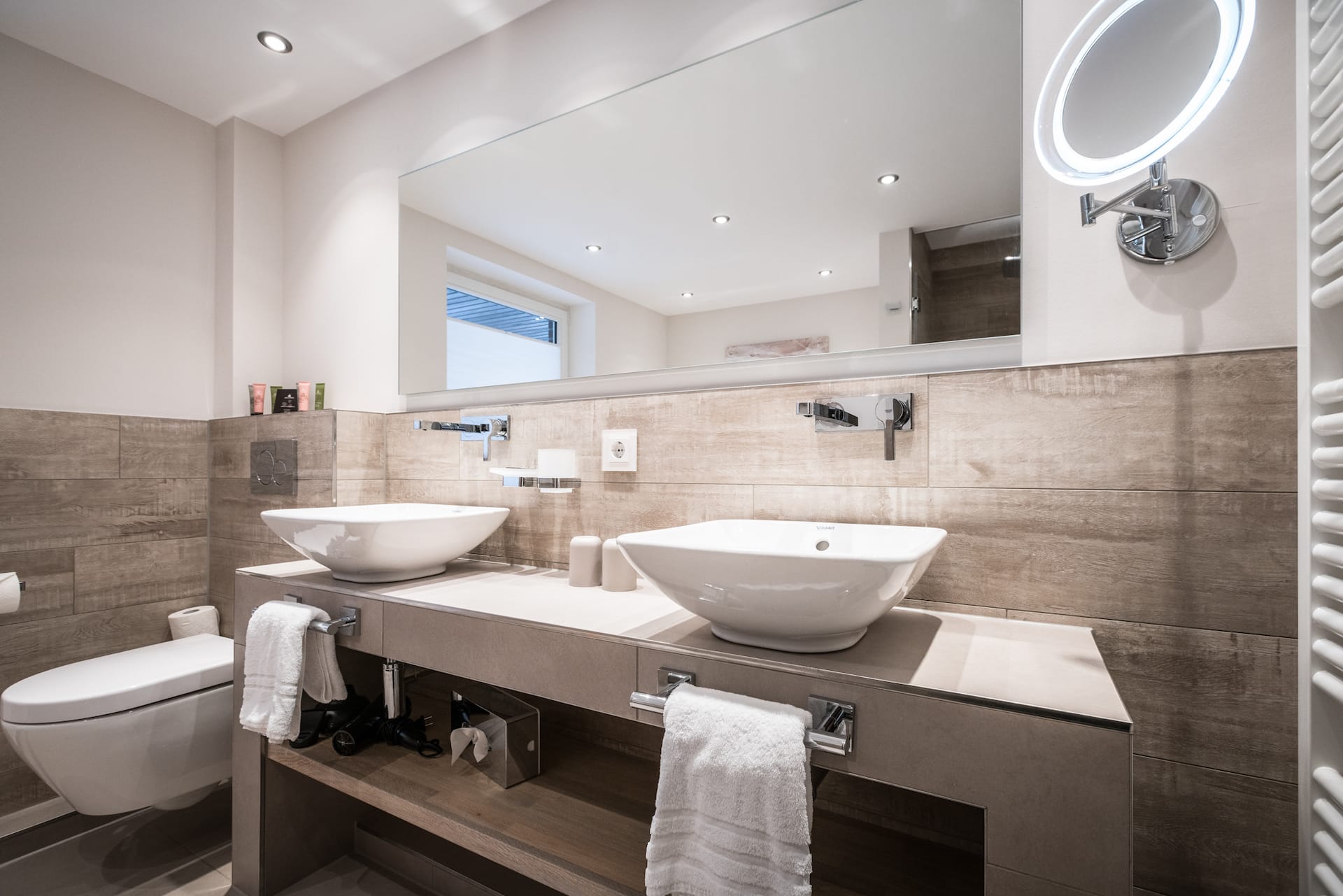 Badezimmer im Luxus-Doppelzimmer 23 im Hotel Sylter Hahn in Westerland auf Sylt