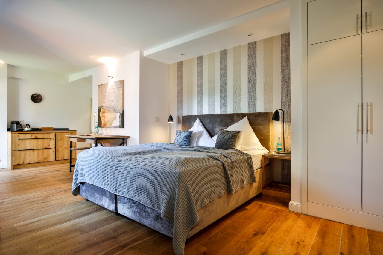 Doppelbett im Luxus-Doppelzimmer 44 im Hotel Sylter Hahn in Westerland auf Sylt
