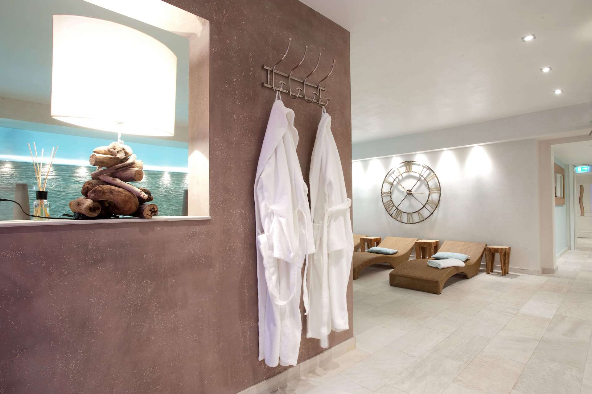 Bademäntel am Kleiderhaken und Relax-Liegen im Wellnessbereich des Landhaus Sylter Hahn Westerland Sylt