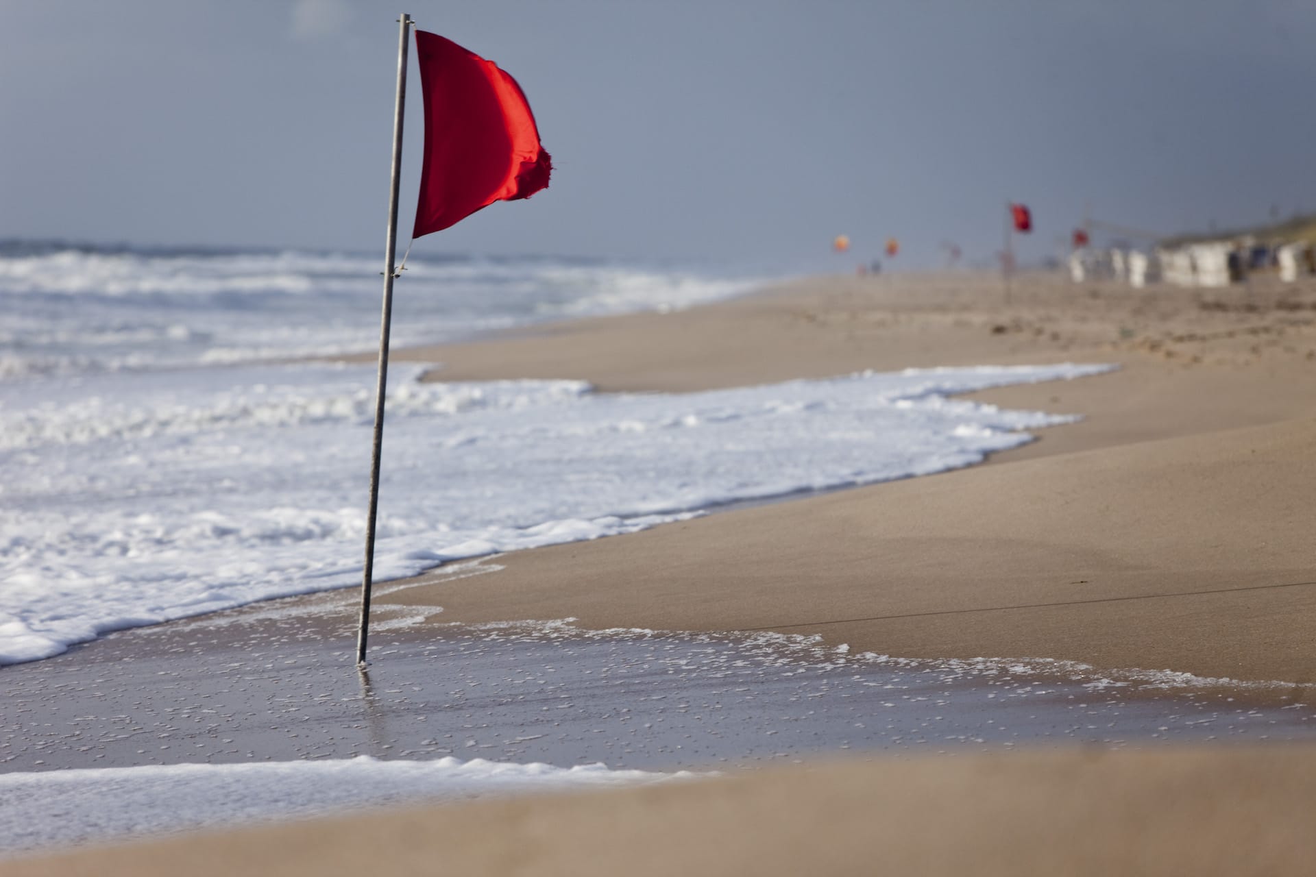 Rote Fahne am Strand von Westerland auf Sylt, unweit des Hotel Landhaus Sylter Hahn.