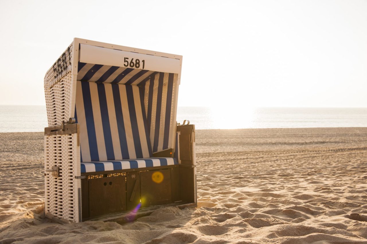 Strandkorb am Strand von Westerland auf Sylt, unweit des Hotel Landhaus Sylter Hahn.