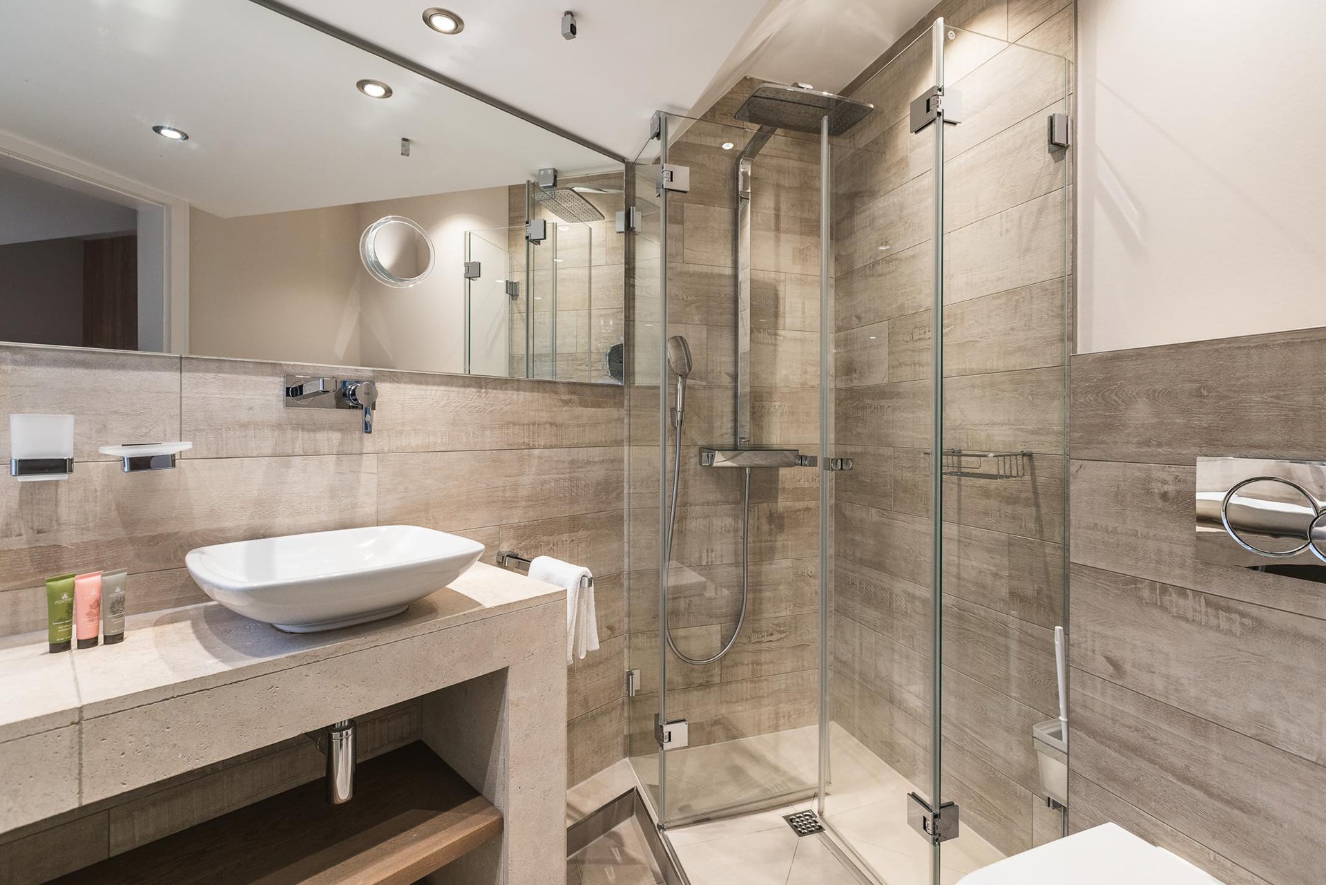 Badezimmer mit Dusche im Einzelzimmer 13 im Hotel in Westerland auf Sylt