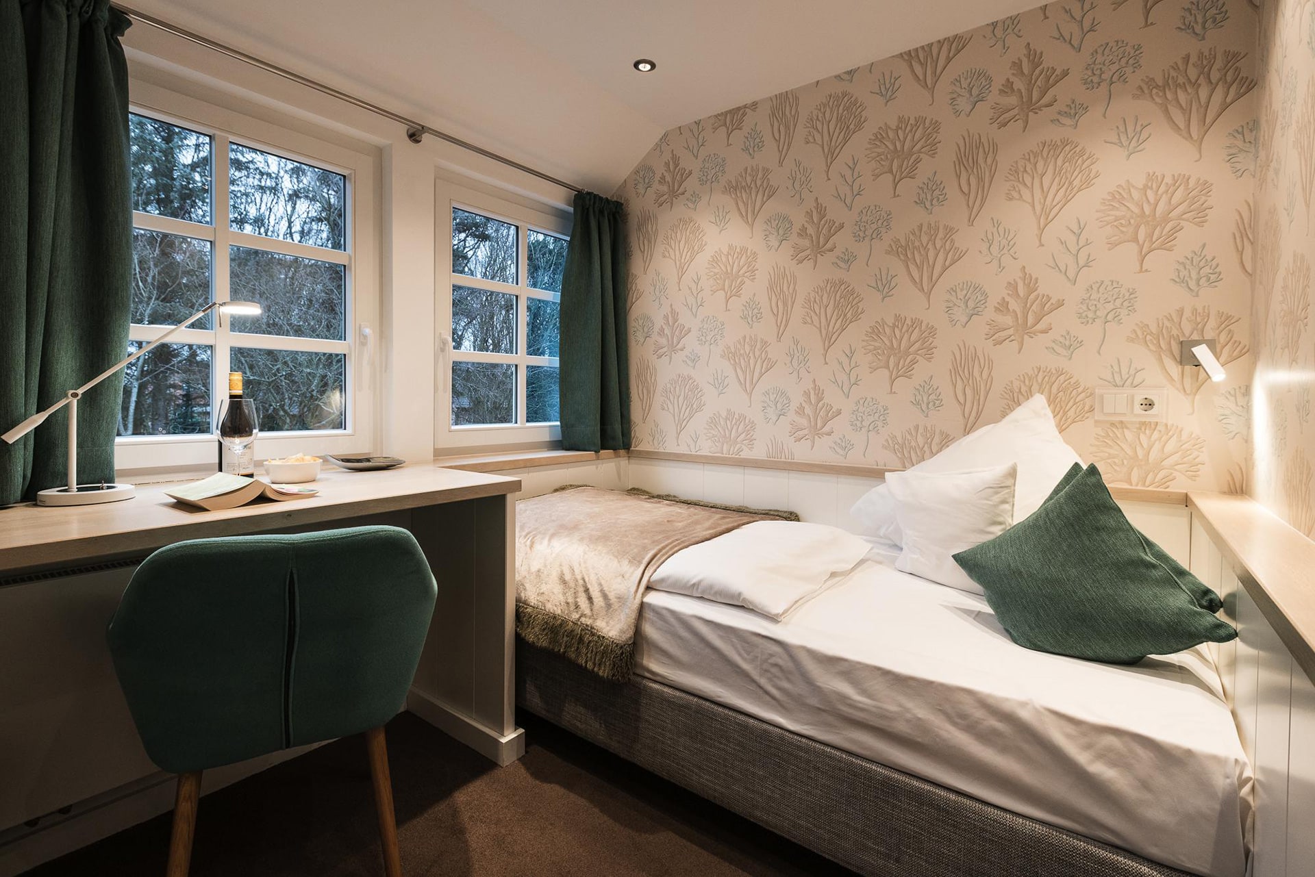 Bett im Einzelzimmer 14 auf Sylt im Hotel Landhaus Sylter Hahn in Westerland