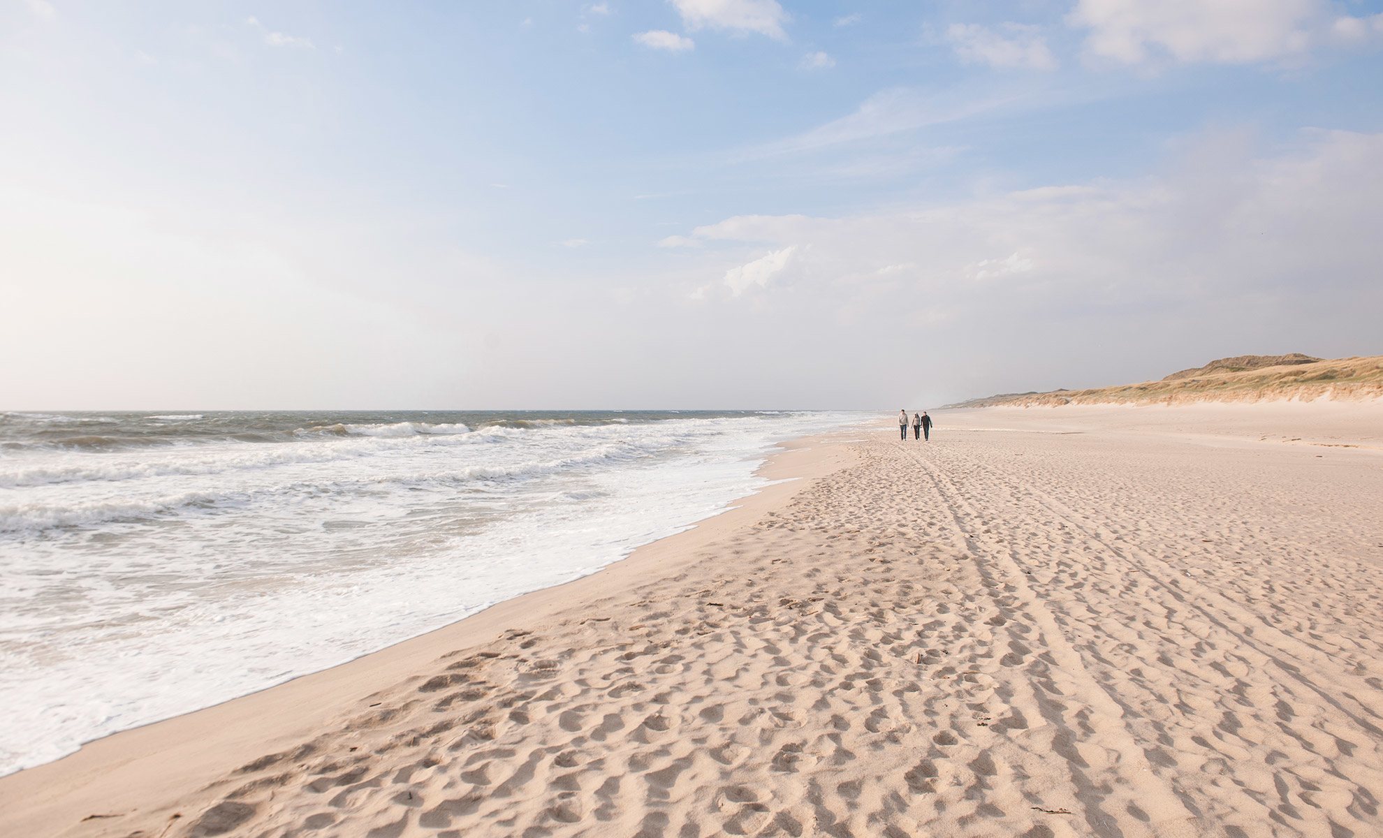 Pärchen am Strand spazieren Aktivitäten auf Sylt Westerland Landhaus Syletr Hahn