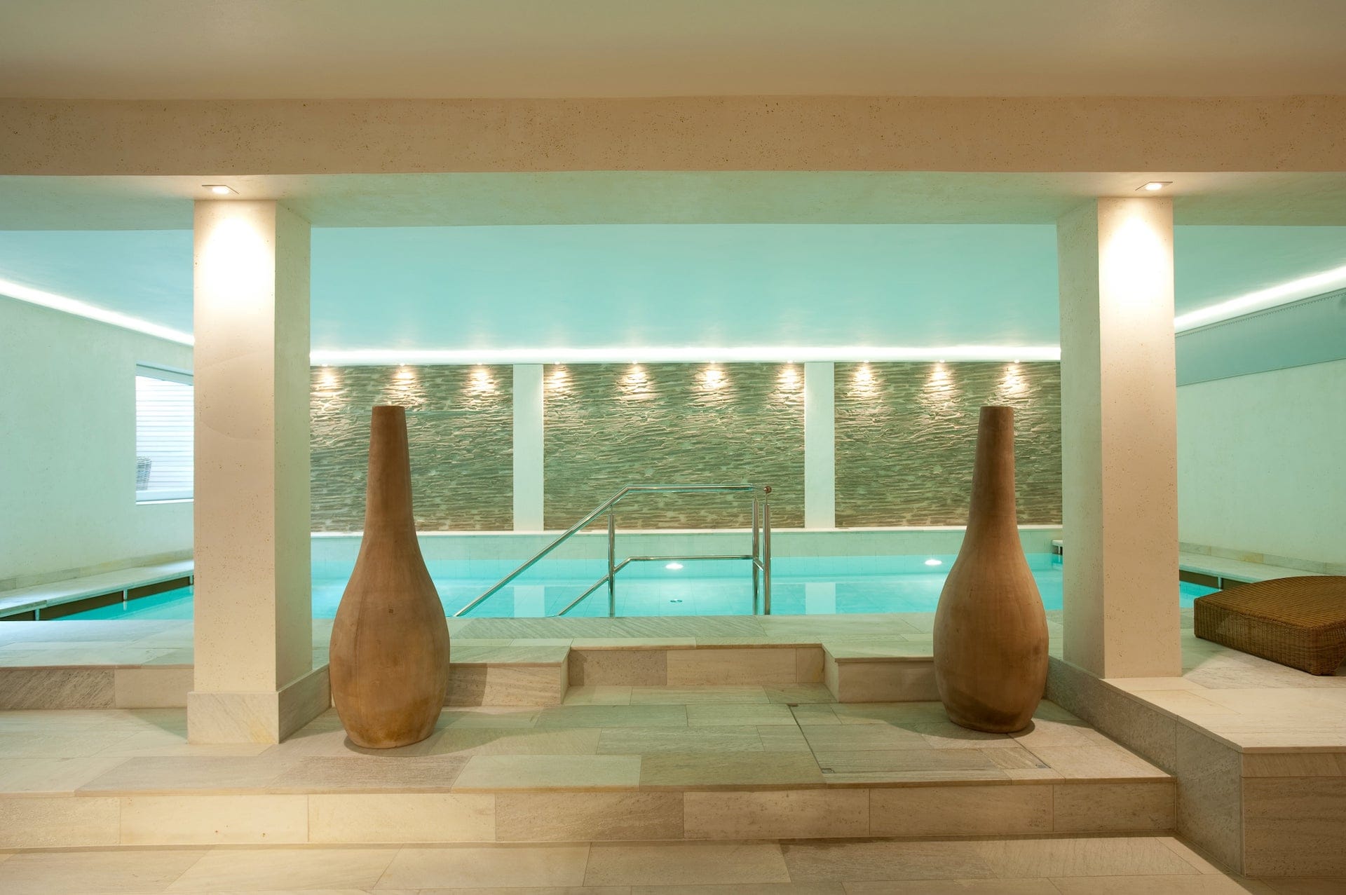 Wellnessbereich im Hotel Sylter Hahn mit Blick auf das Schwimmbad